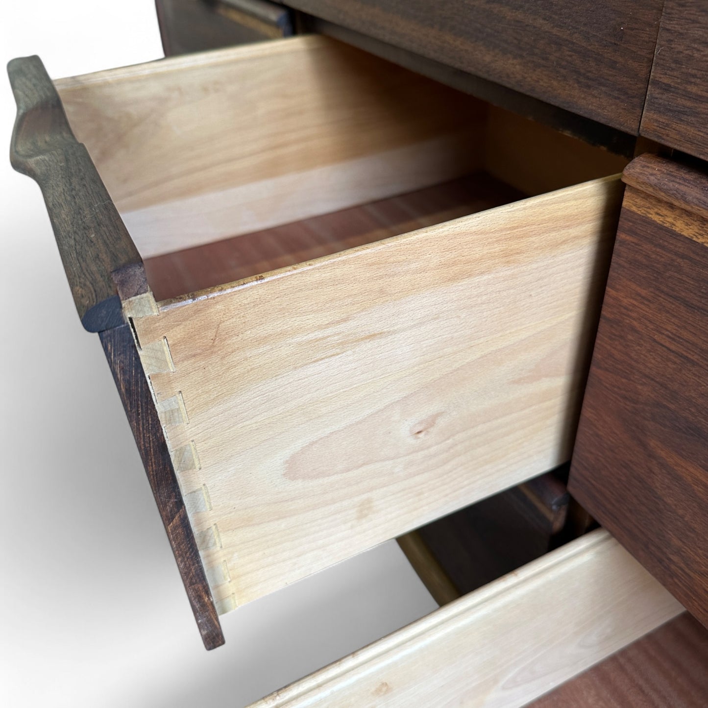 Walnut Mid-Century 9 Drawers Dresser