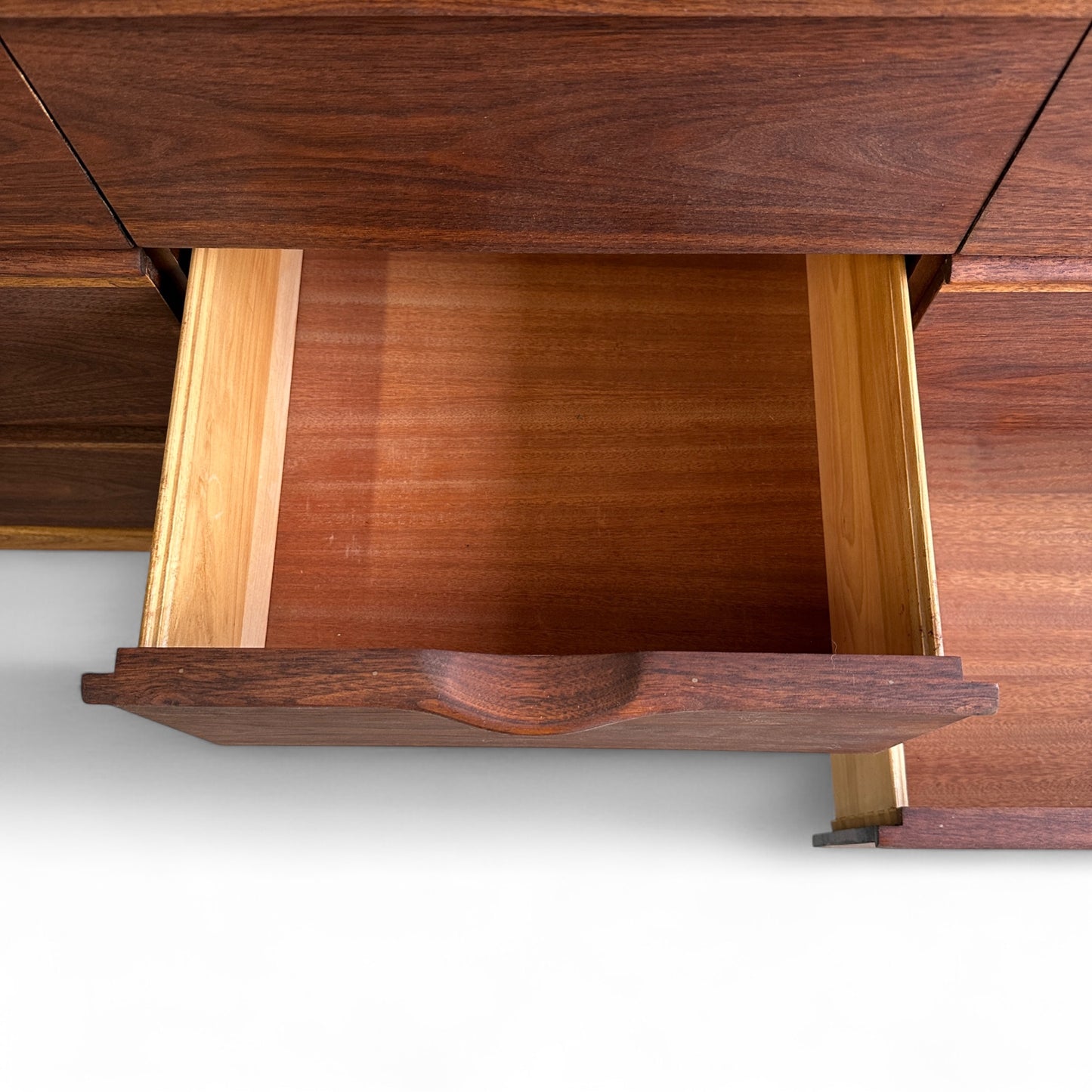 Walnut Mid-Century 9 Drawers Dresser