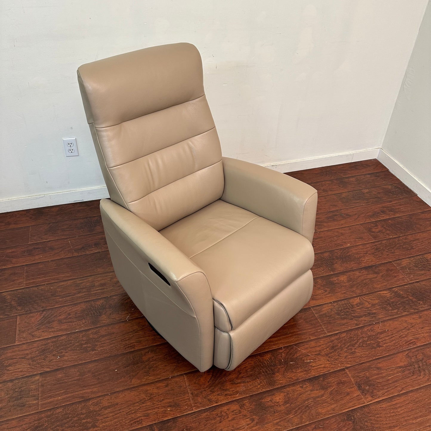 ScanDesigns Leather Power Recliner