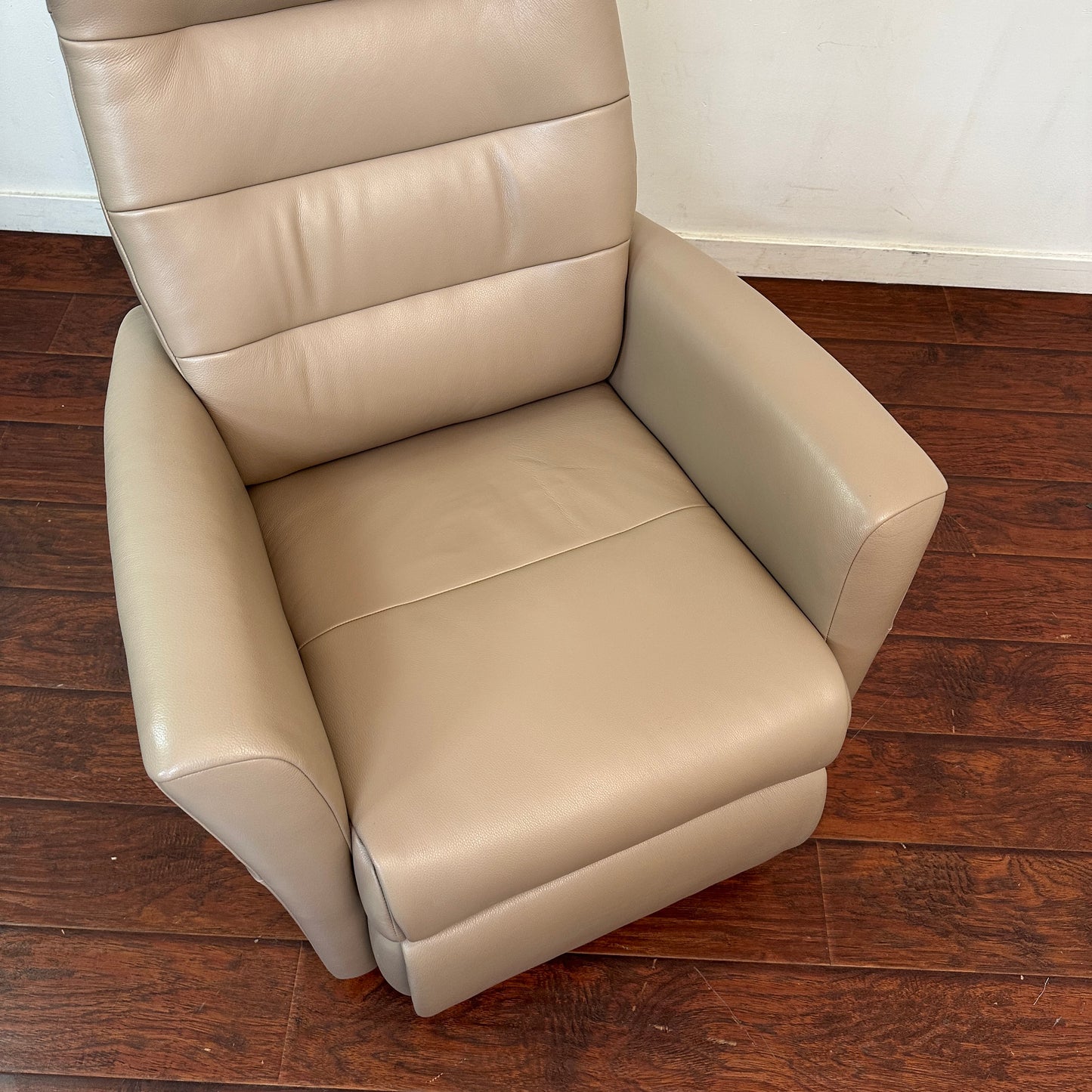 ScanDesigns Leather Power Recliner