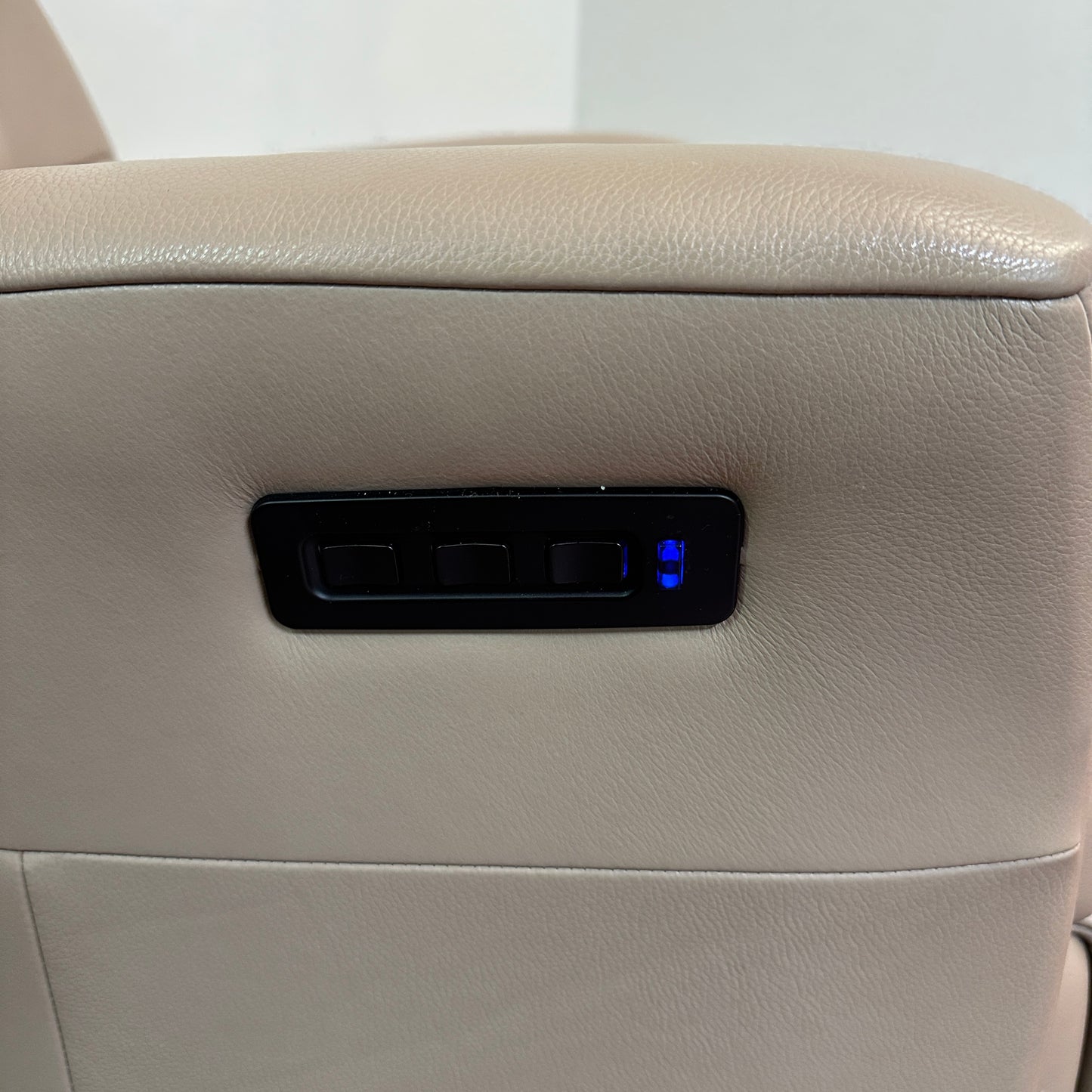 ScanDesigns Leather Power Recliner