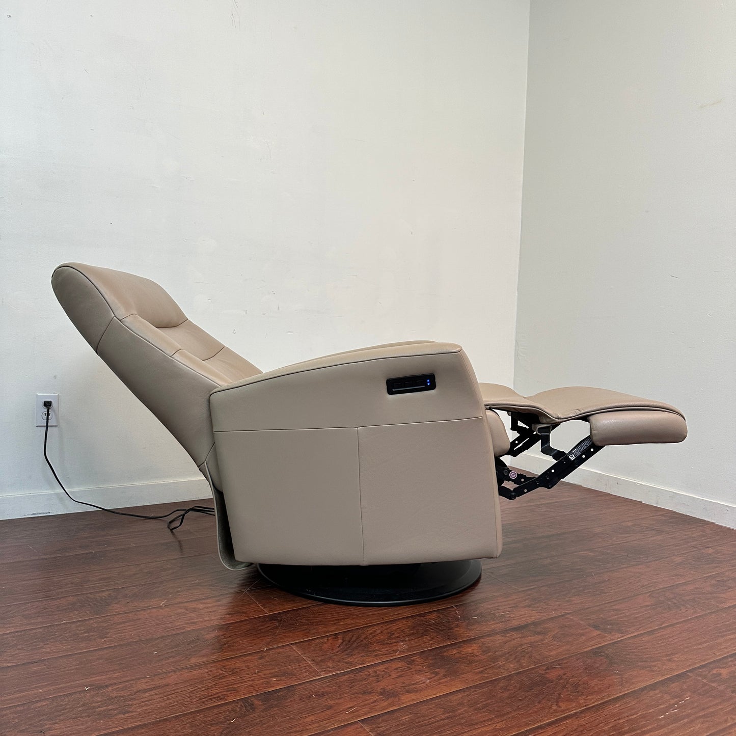 ScanDesigns Leather Power Recliner