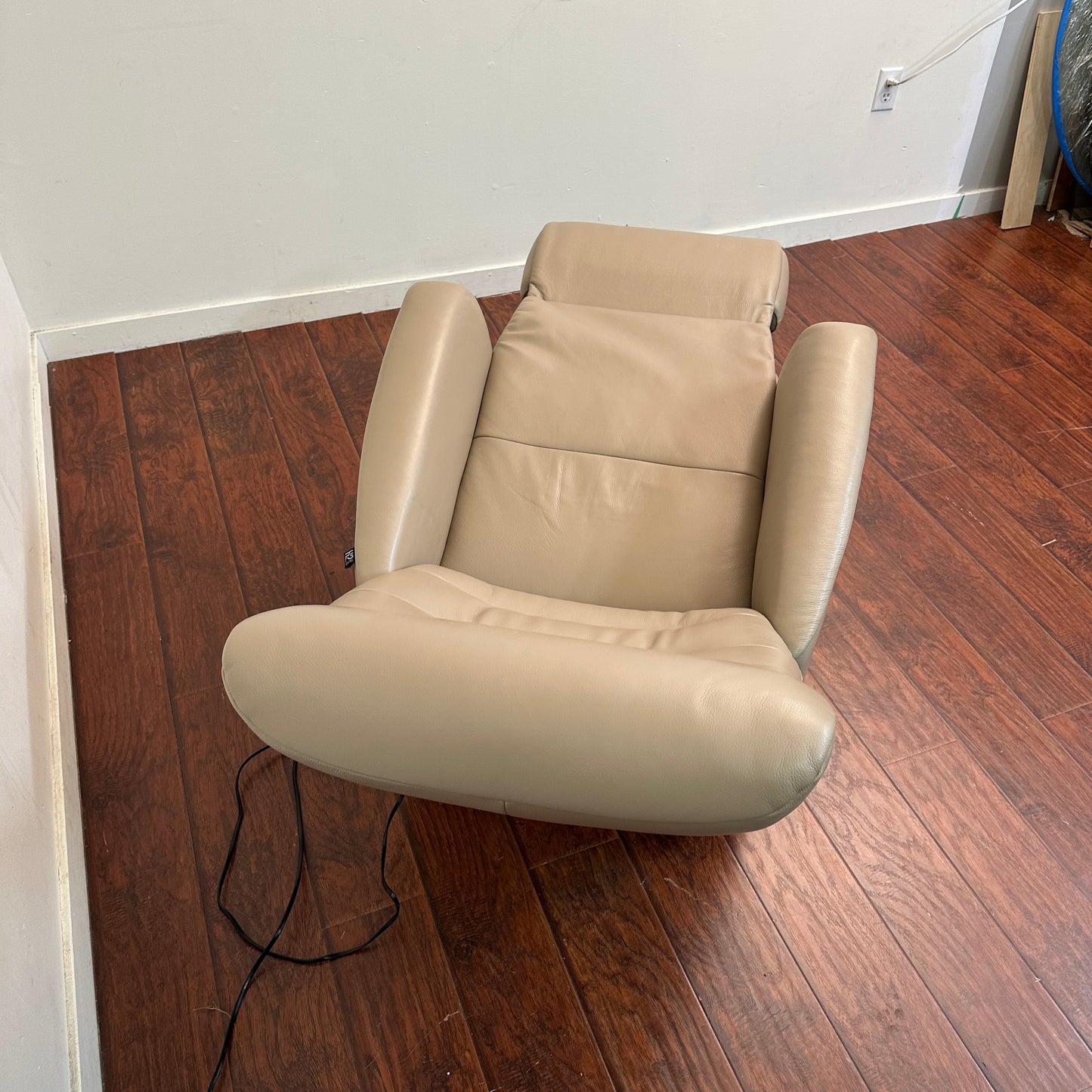 ScanDesigns Leather Power Recliner