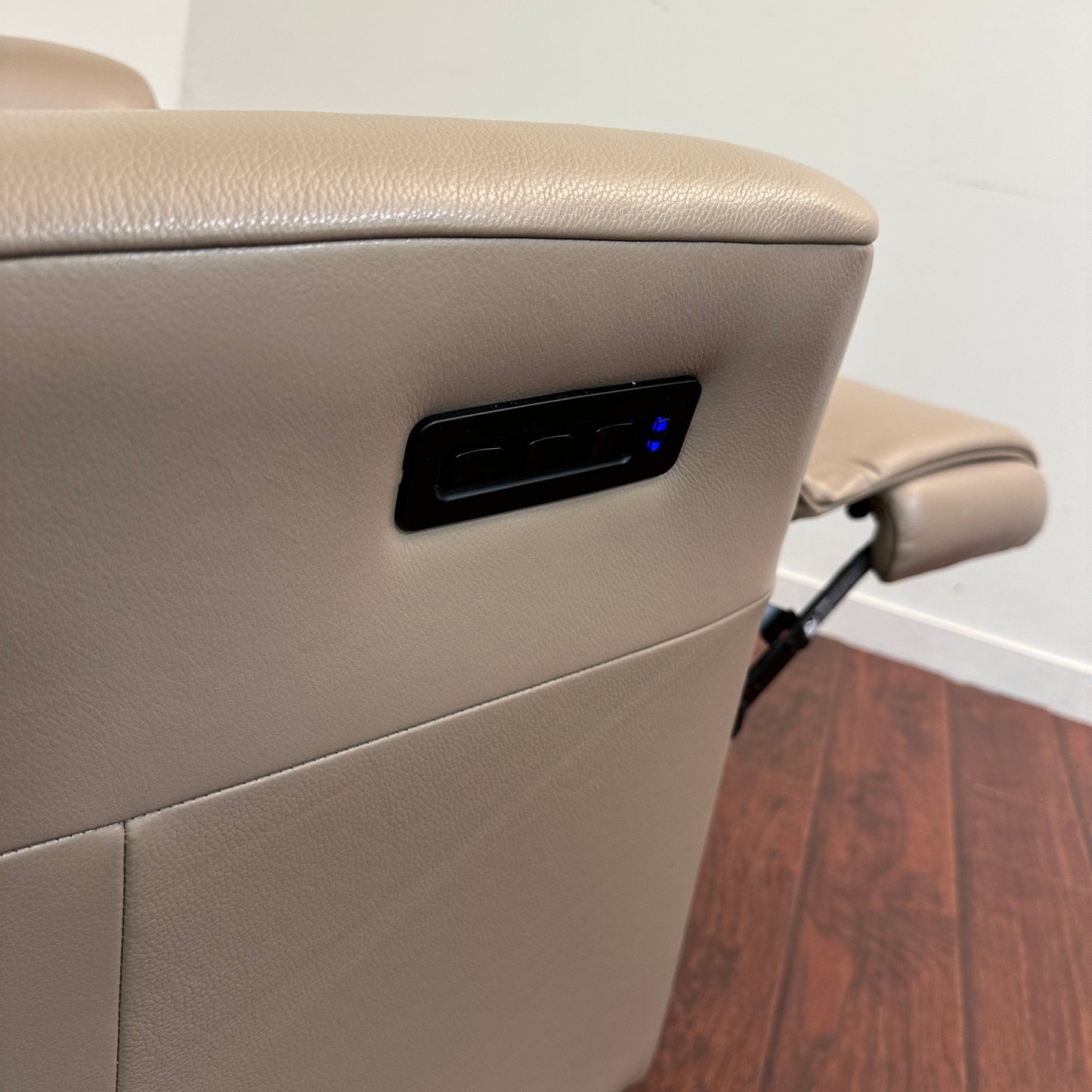 ScanDesigns Leather Power Recliner