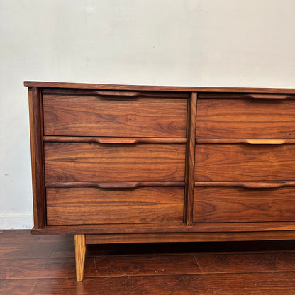 Walnut Mid-Century Nine Drawers Dresser