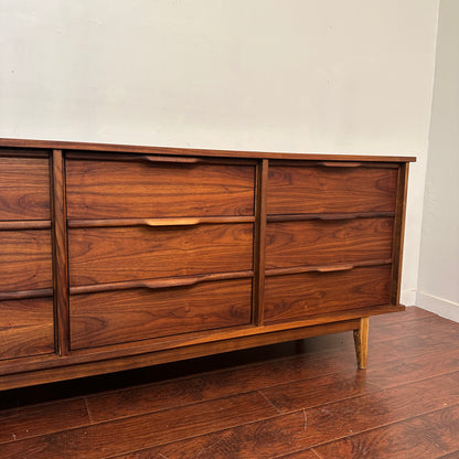 Walnut Mid-Century Nine Drawers Dresser