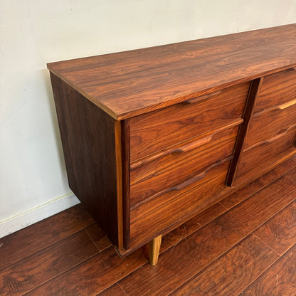 Walnut Mid-Century Nine Drawers Dresser