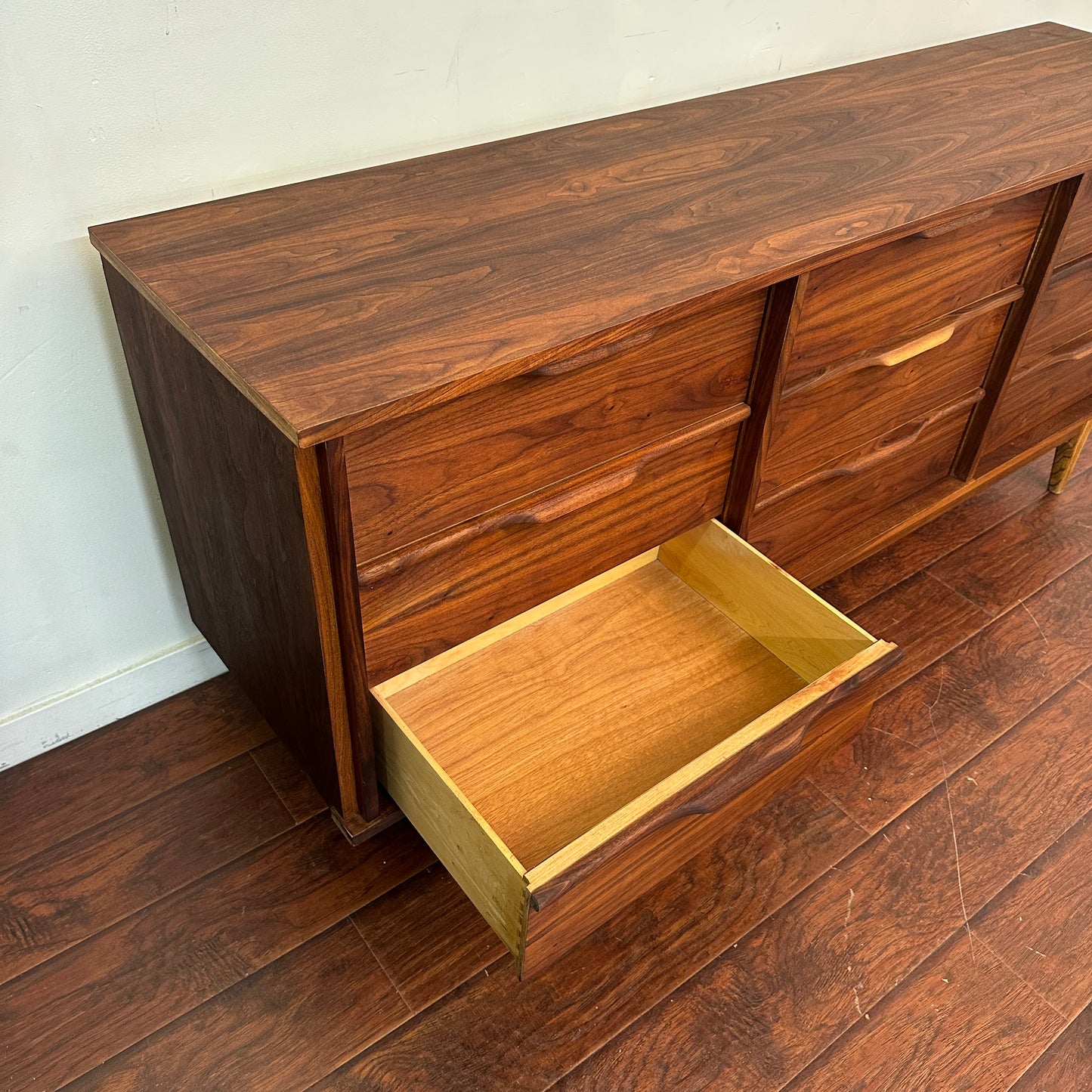 Walnut Mid-Century Nine Drawers Dresser