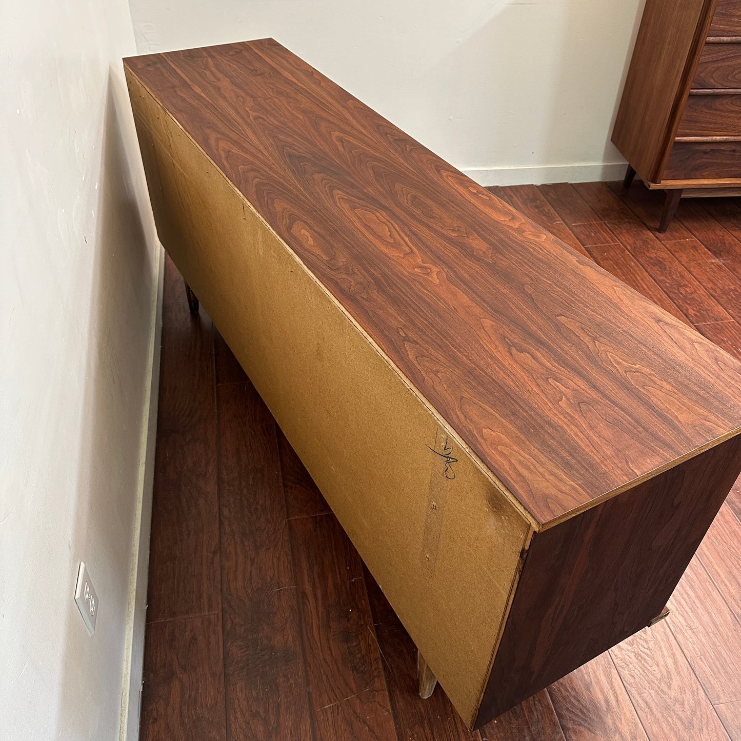 Walnut Mid-Century Nine Drawers Dresser