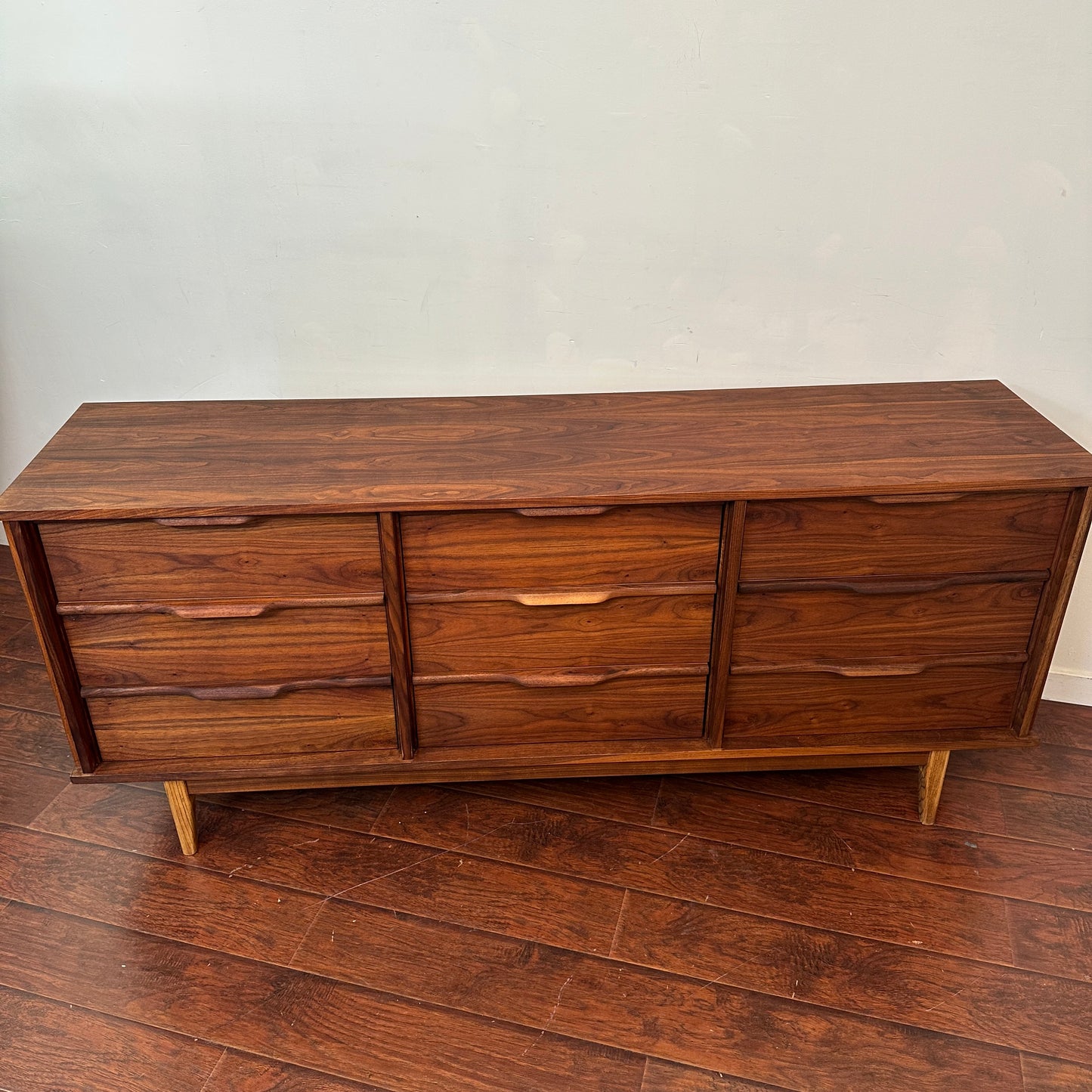 Walnut Mid-Century Nine Drawers Dresser