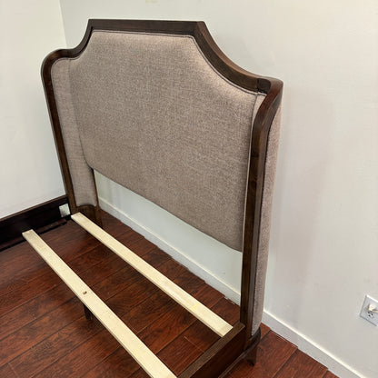 Larrenton Brown Queen Size Bed