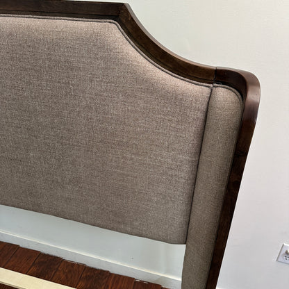 Larrenton Brown Queen Size Bed