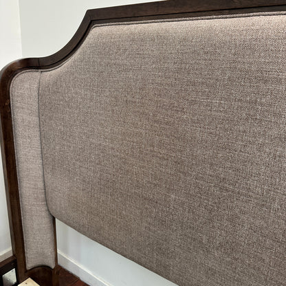 Larrenton Brown Queen Size Bed