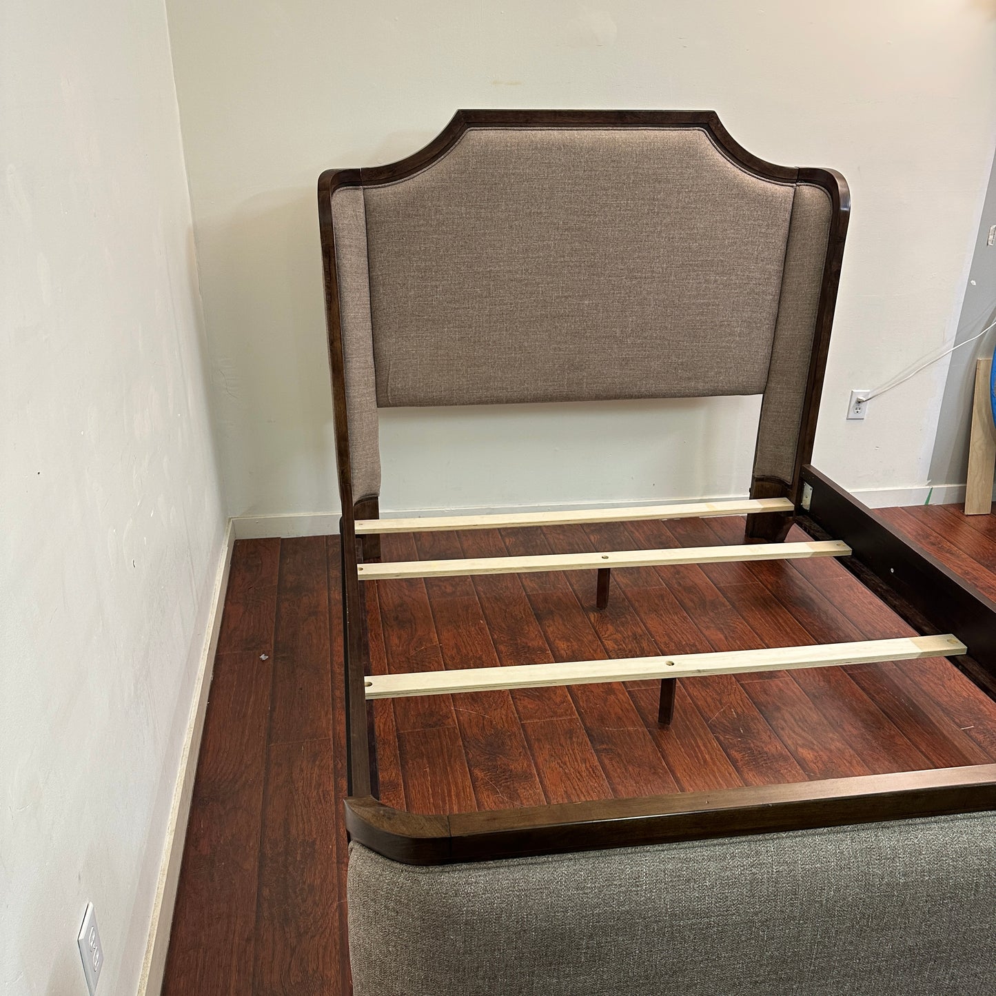 Larrenton Brown Queen Size Bed
