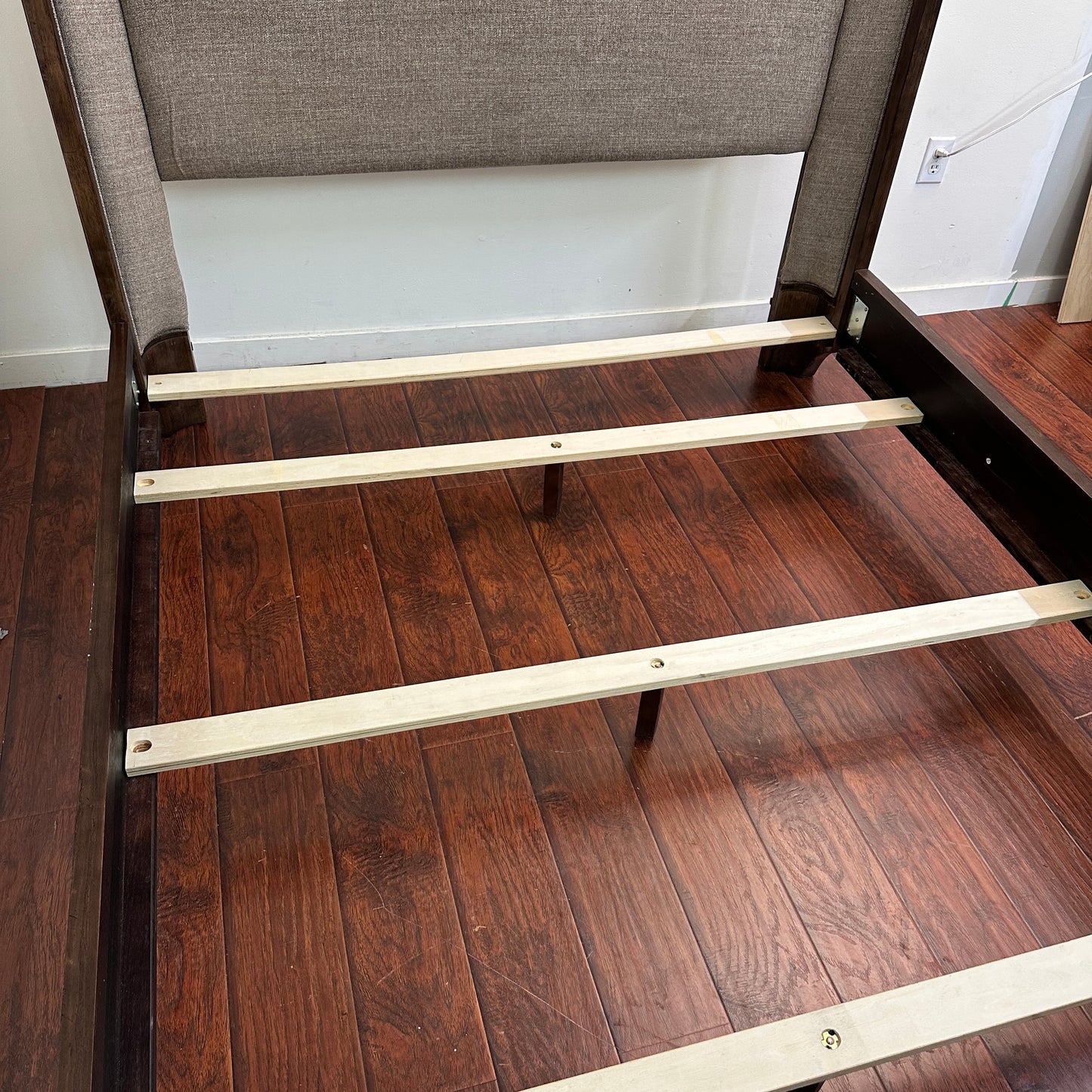 Larrenton Brown Queen Size Bed