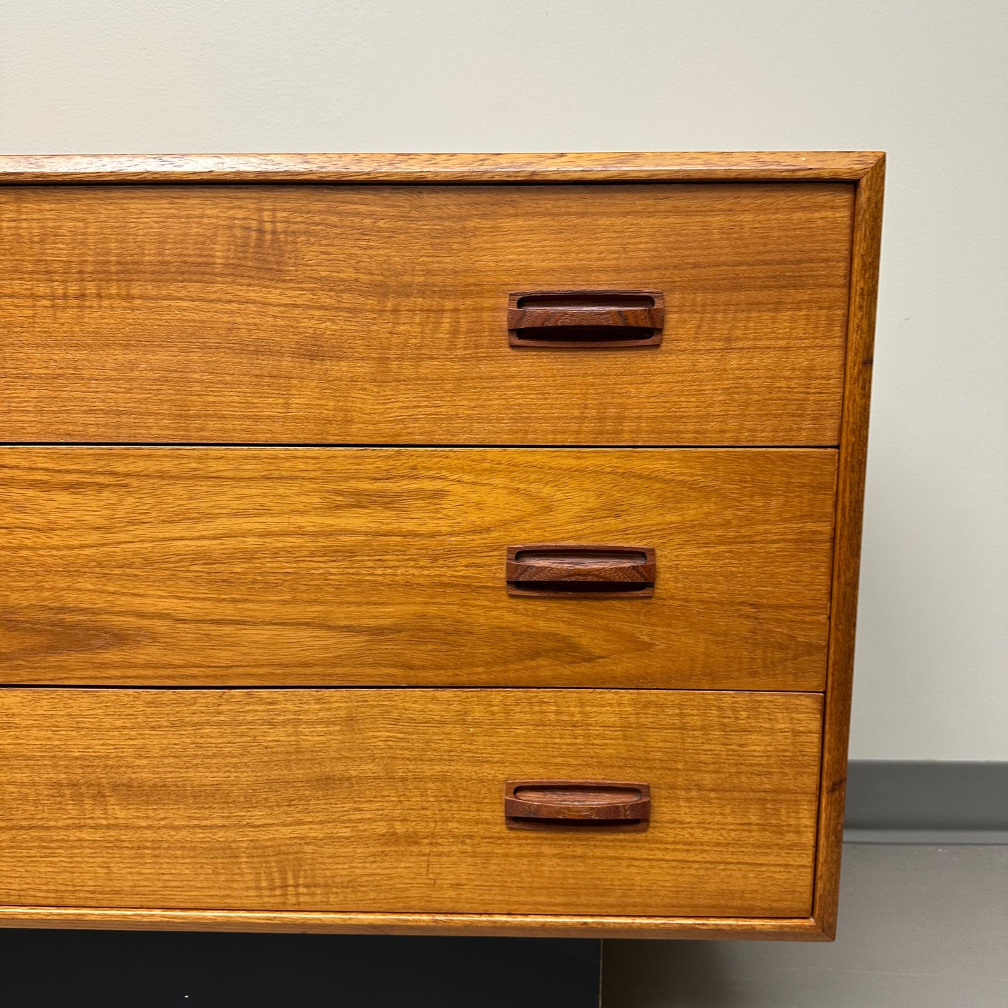 Mid-Century Modern Teak 9 Drawers Dresser