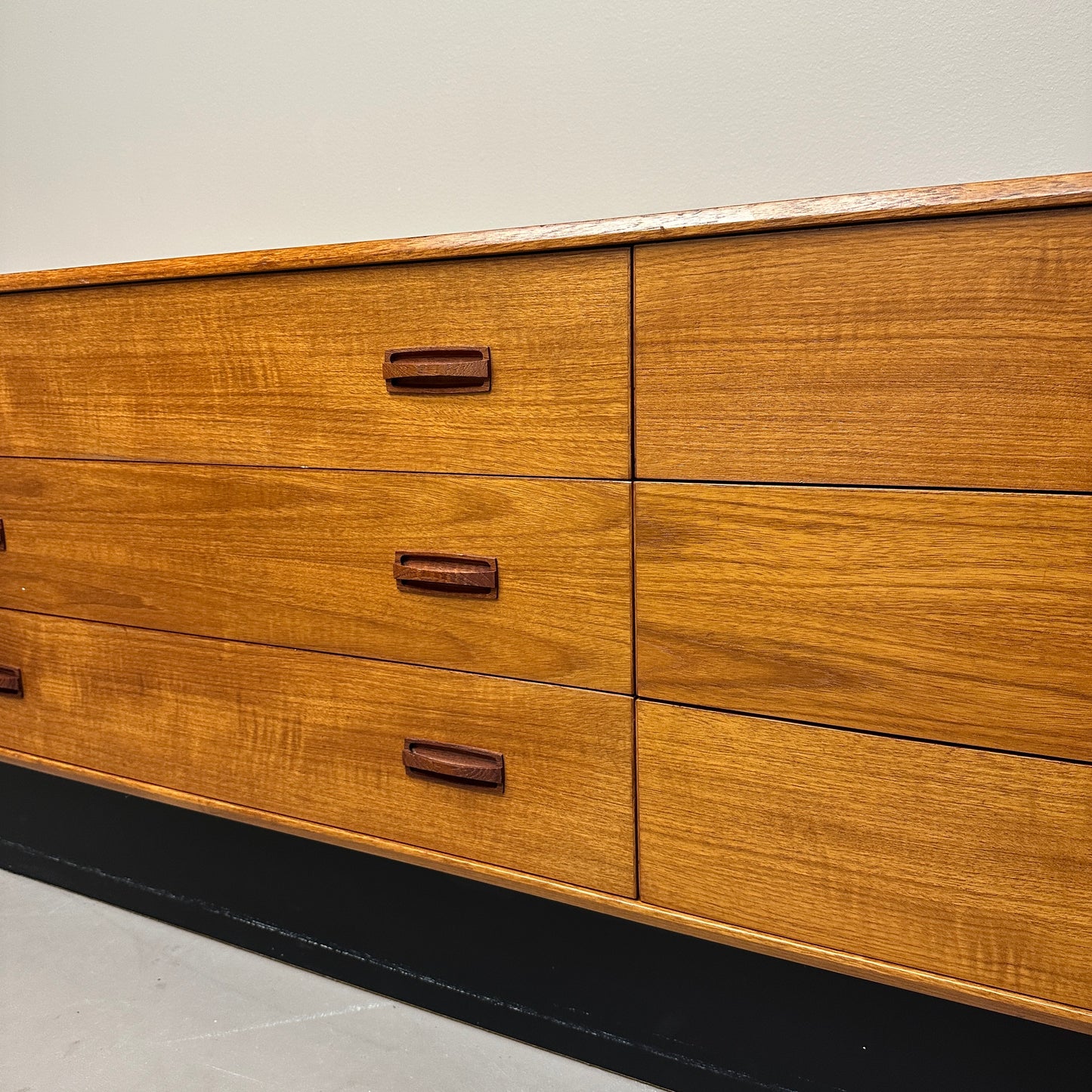 Mid-Century Modern Teak 9 Drawers Dresser