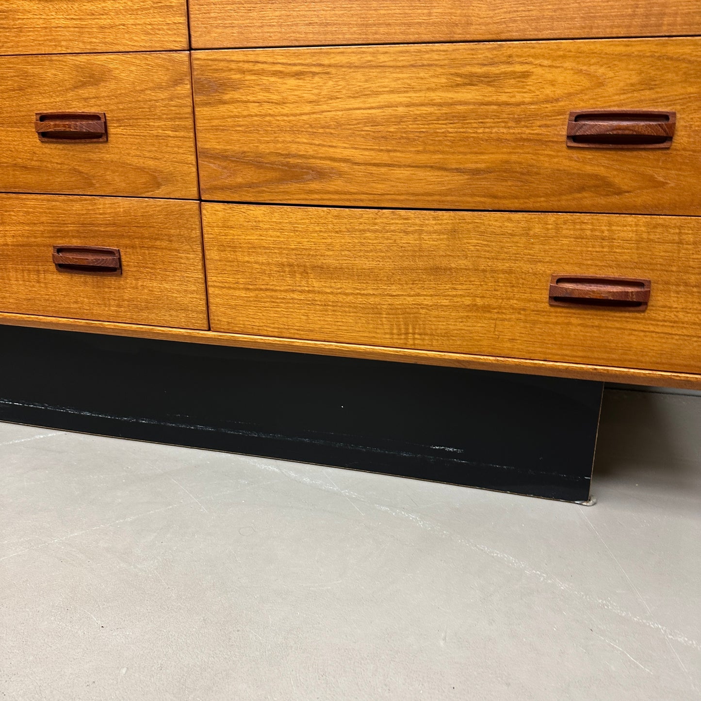 Mid-Century Modern Teak 9 Drawers Dresser
