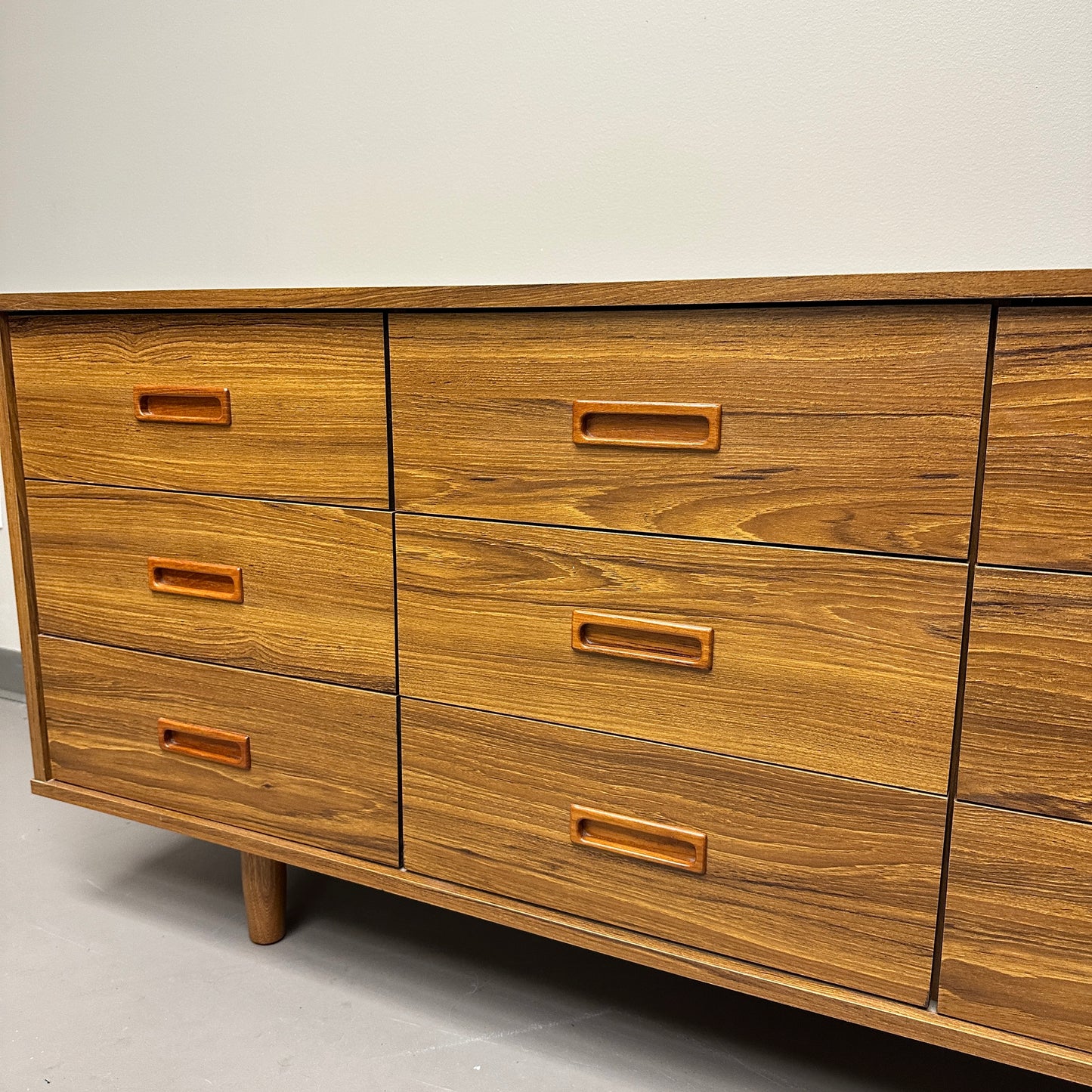 Mid-Century 9 Drawers Dresser by DeFehr