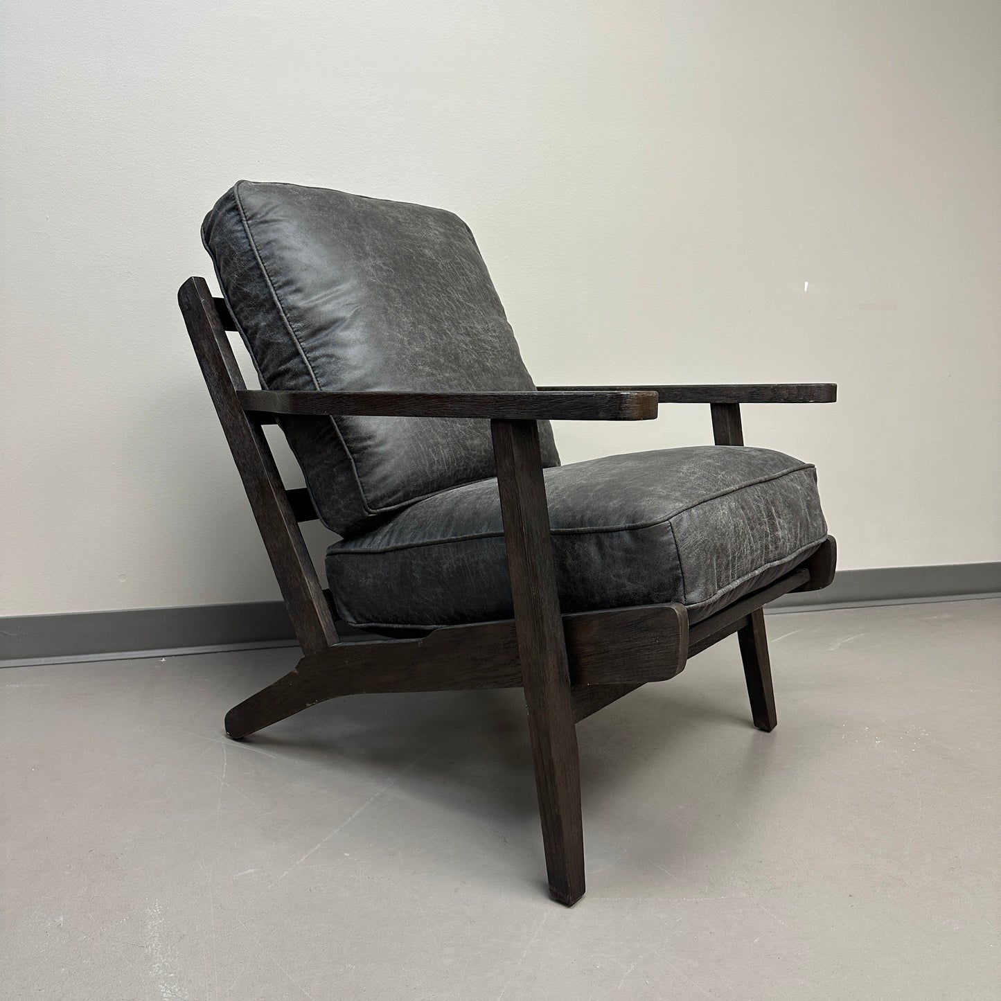 Mid-Century Modern Style Lounge Chair