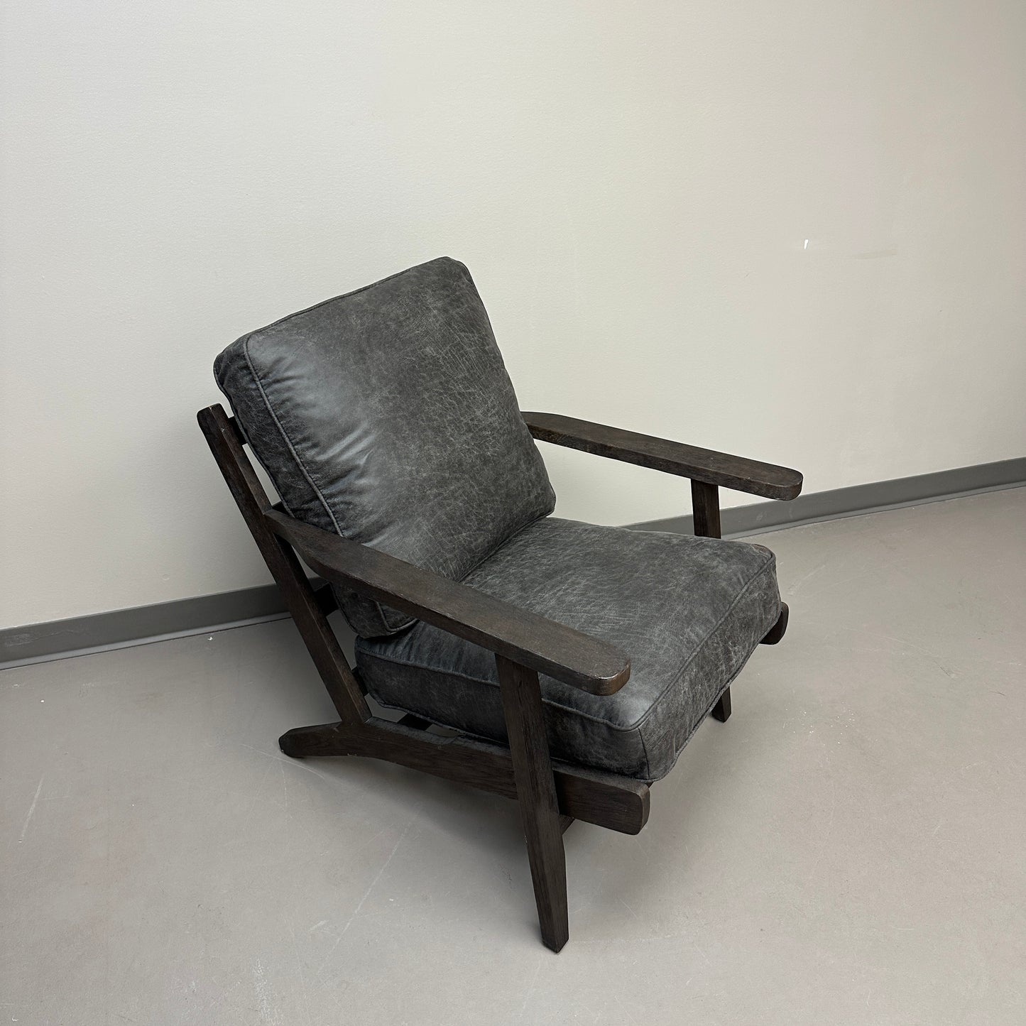 Mid-Century Modern Style Lounge Chair