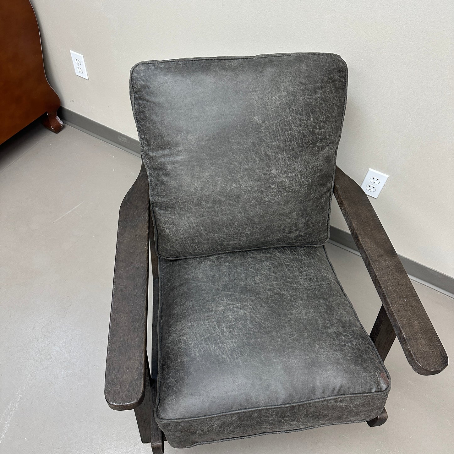 Mid-Century Modern Style Lounge Chair