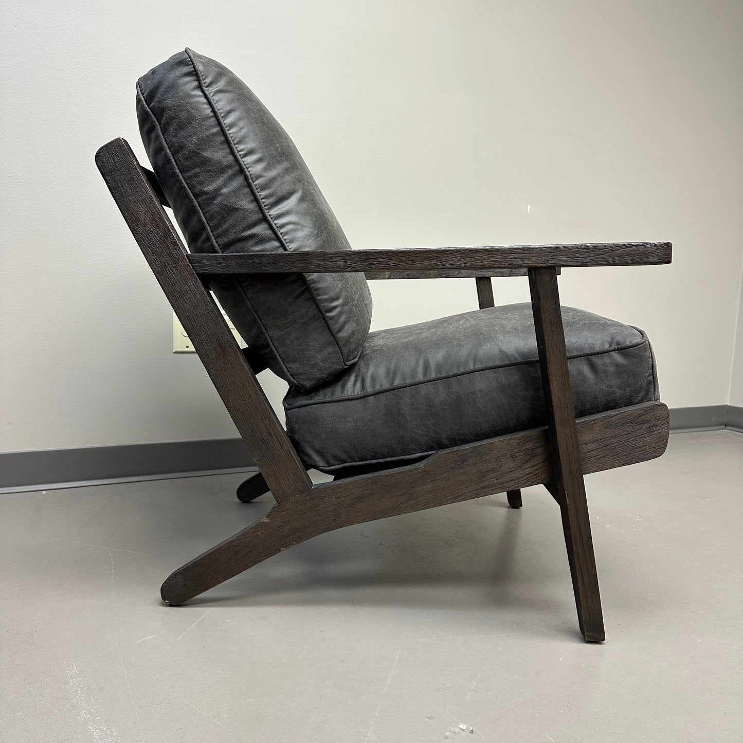 Mid-Century Modern Style Lounge Chair