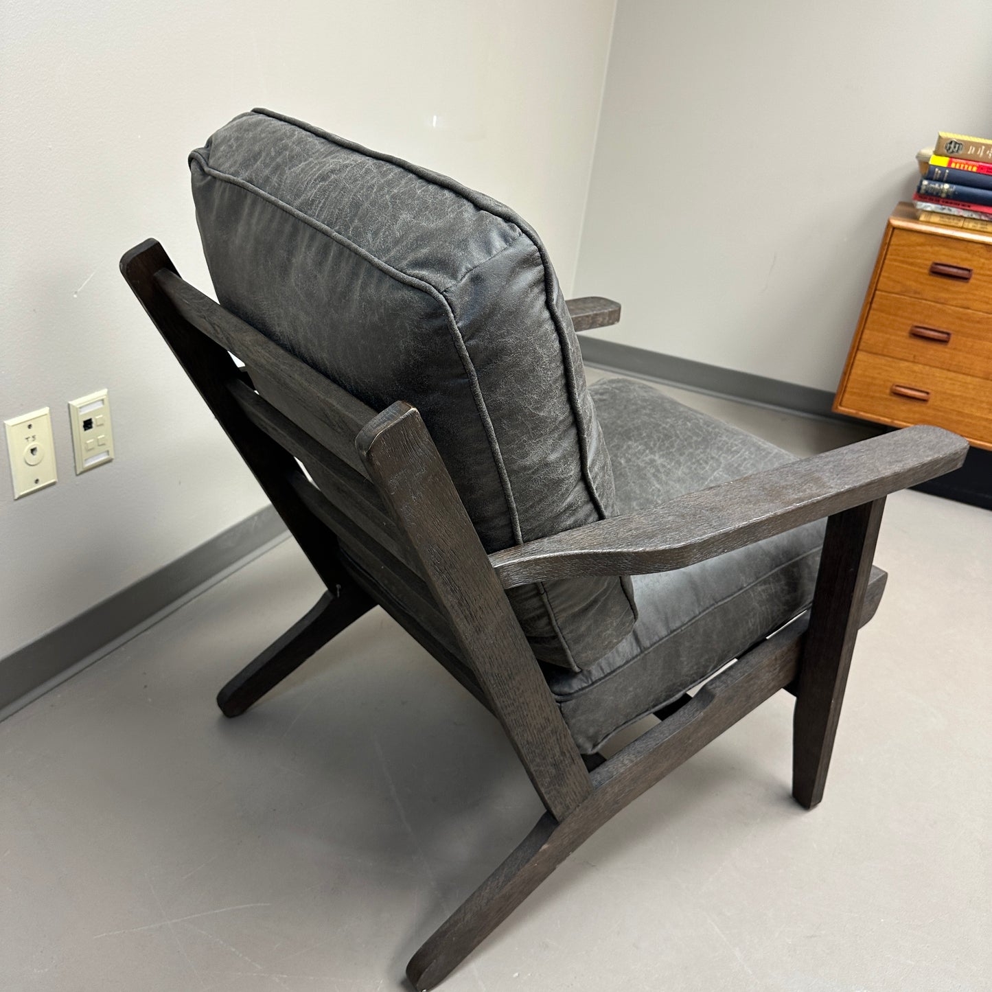 Mid-Century Modern Style Lounge Chair