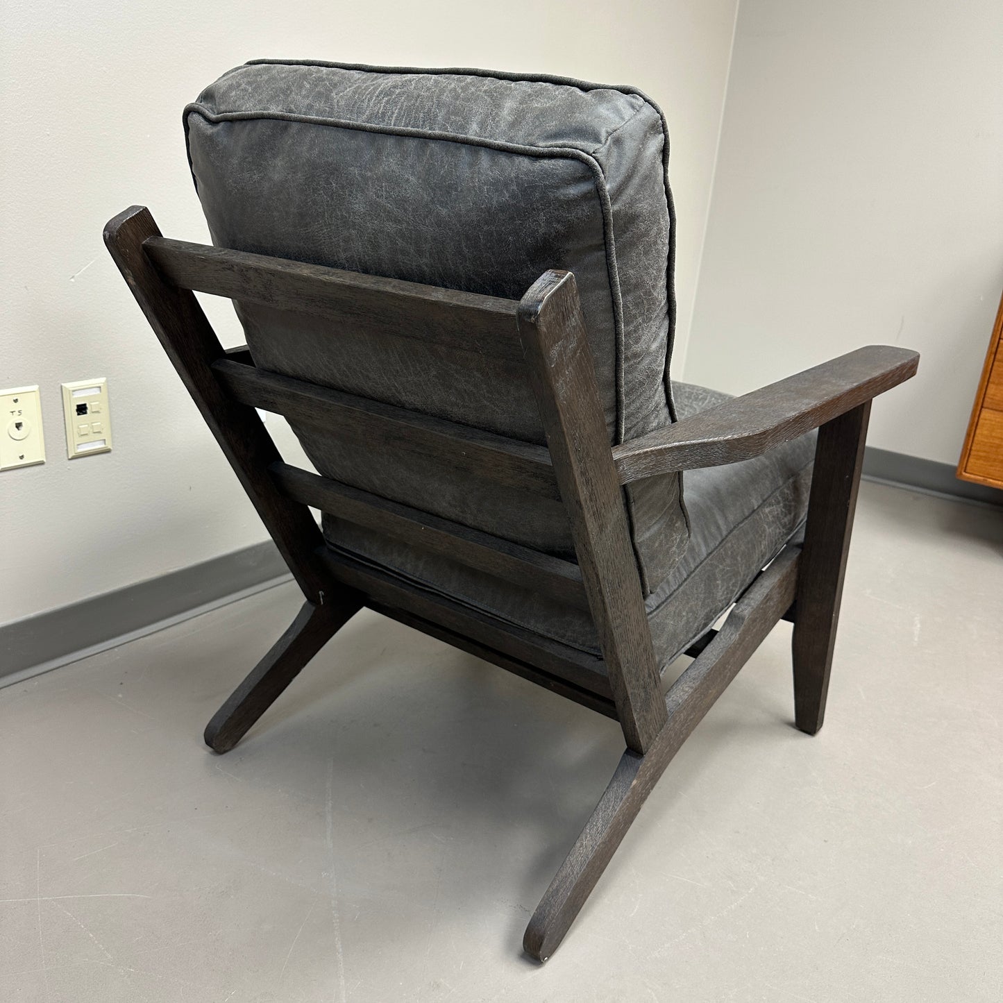 Mid-Century Modern Style Lounge Chair