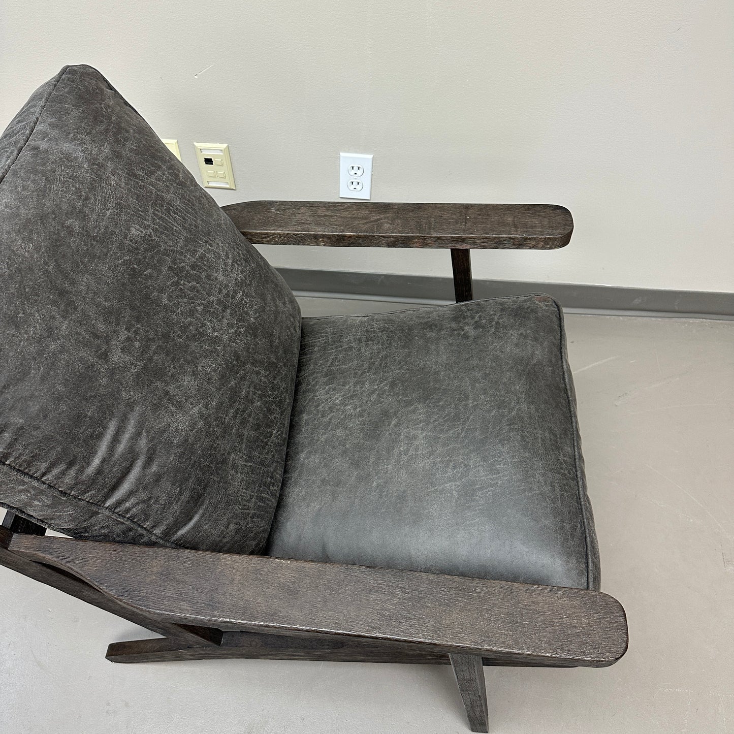 Mid-Century Modern Style Lounge Chair