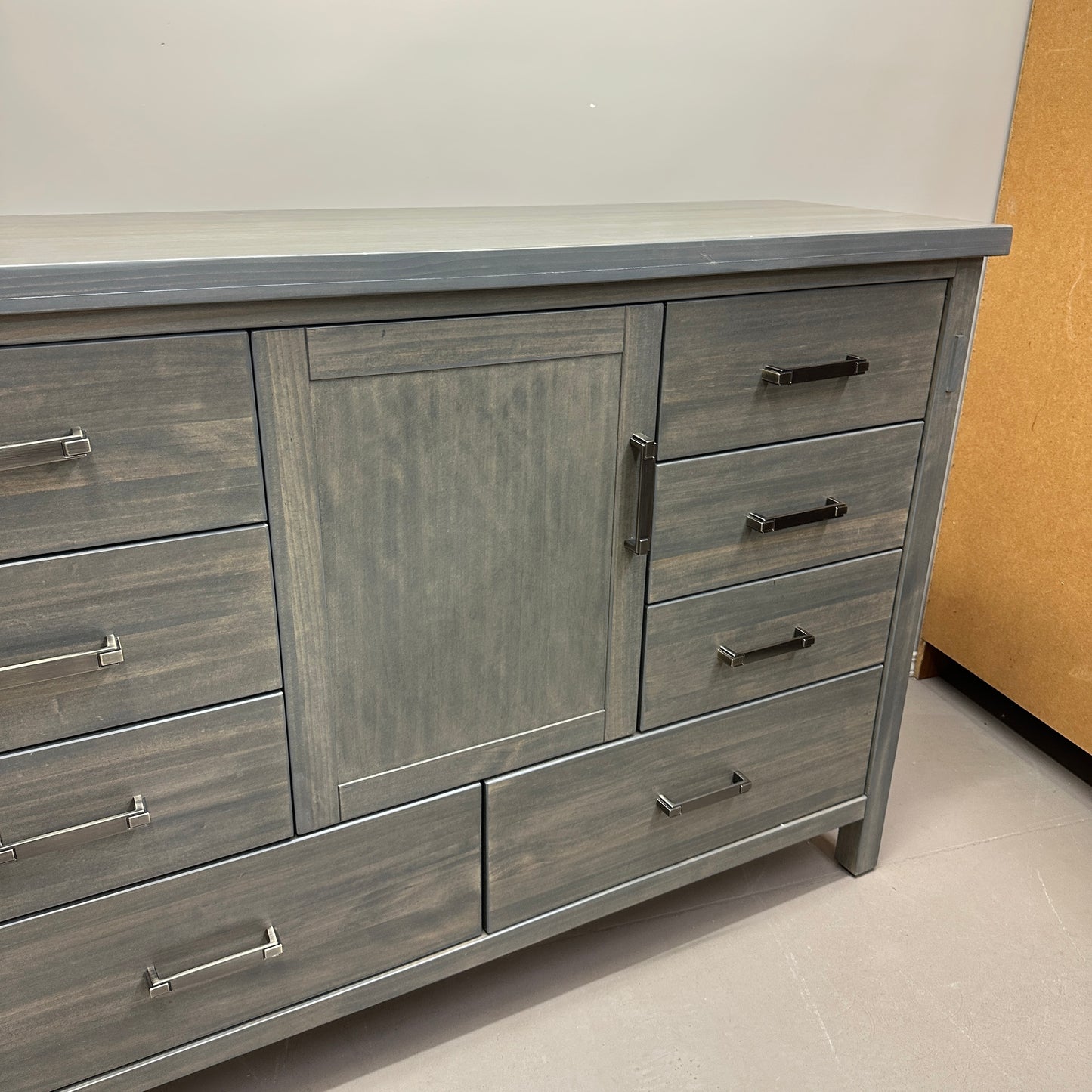 Mako Hudson 8-Drawer Dresser