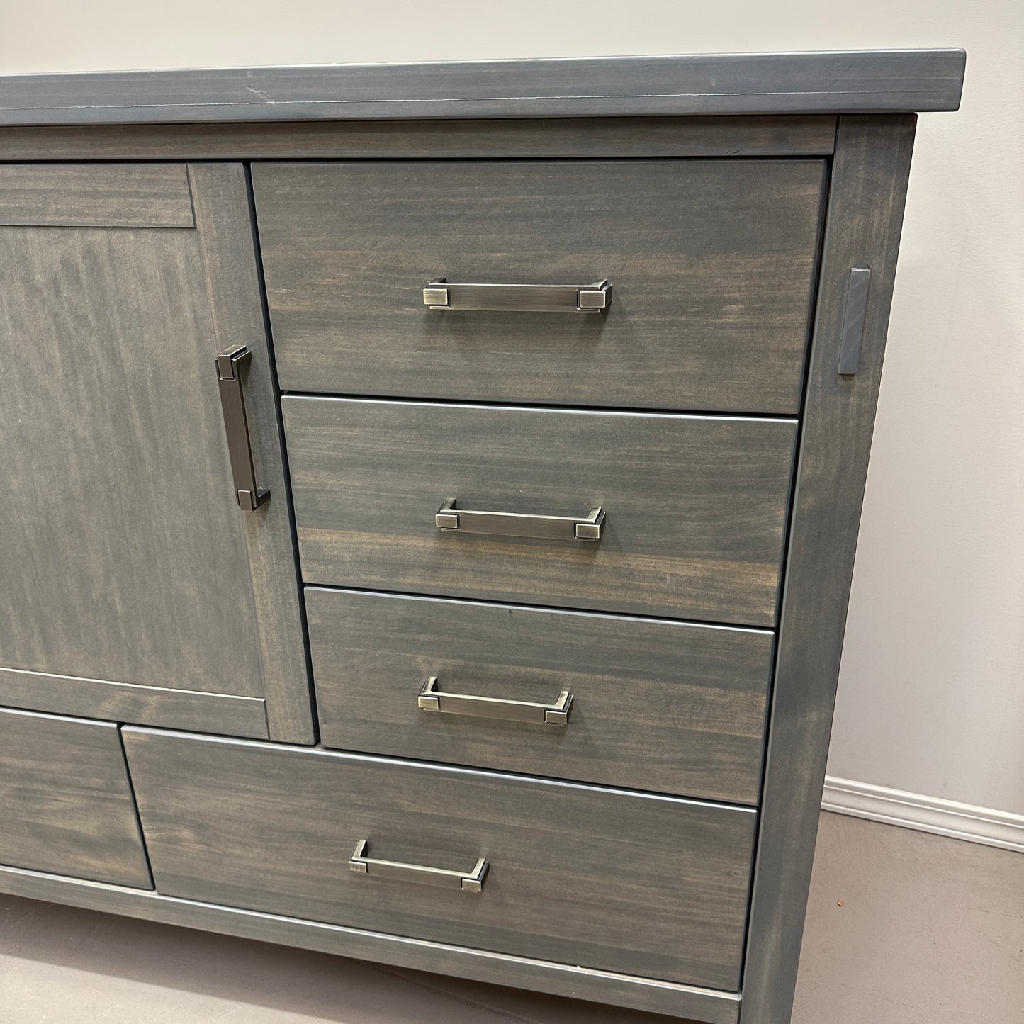 Mako Hudson 8-Drawer Dresser