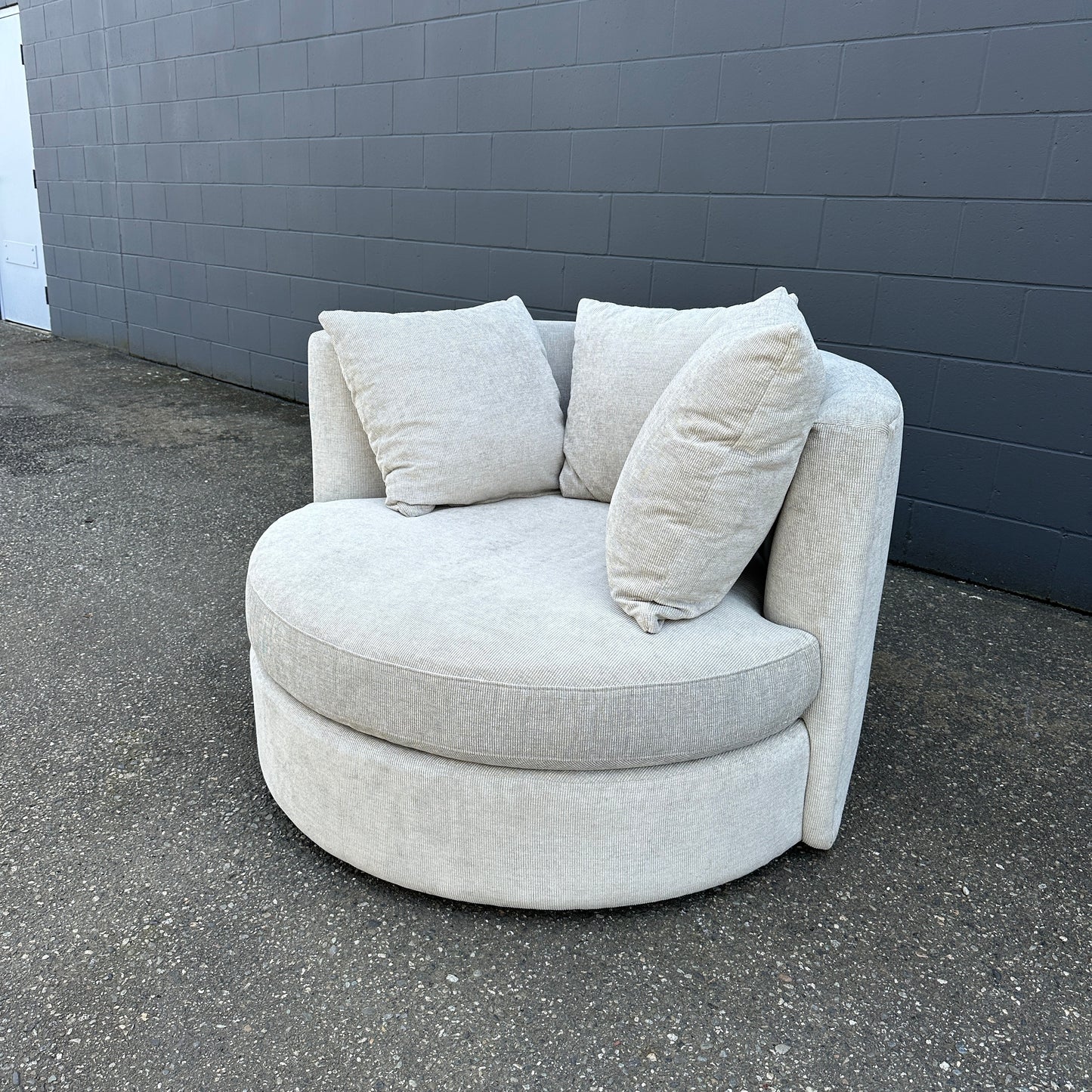 JL Roundabout Cuddle Swivel Chair