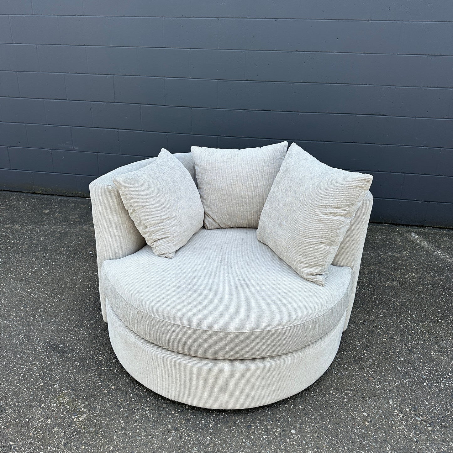 JL Roundabout Cuddle Swivel Chair