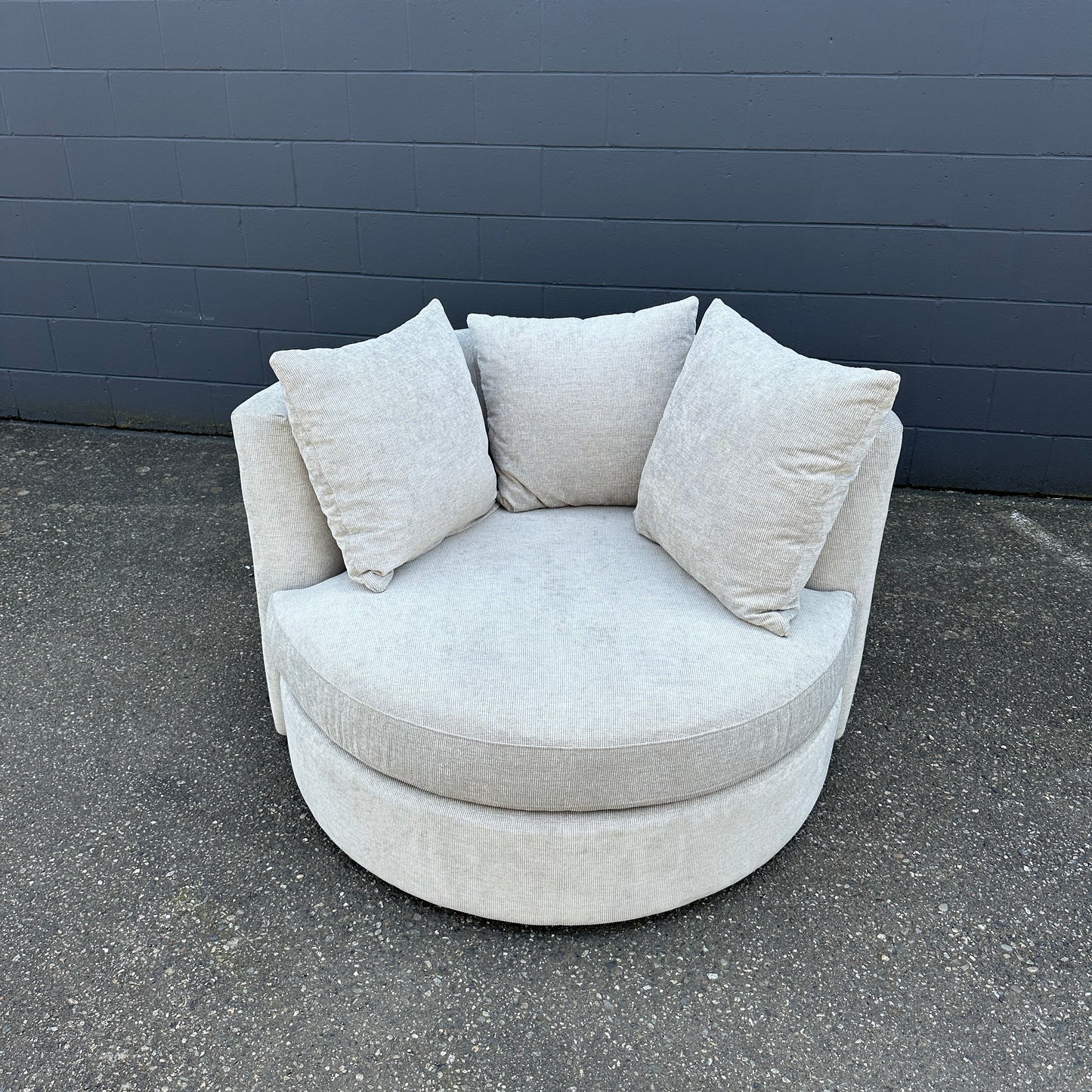JL Roundabout Cuddle Swivel Chair