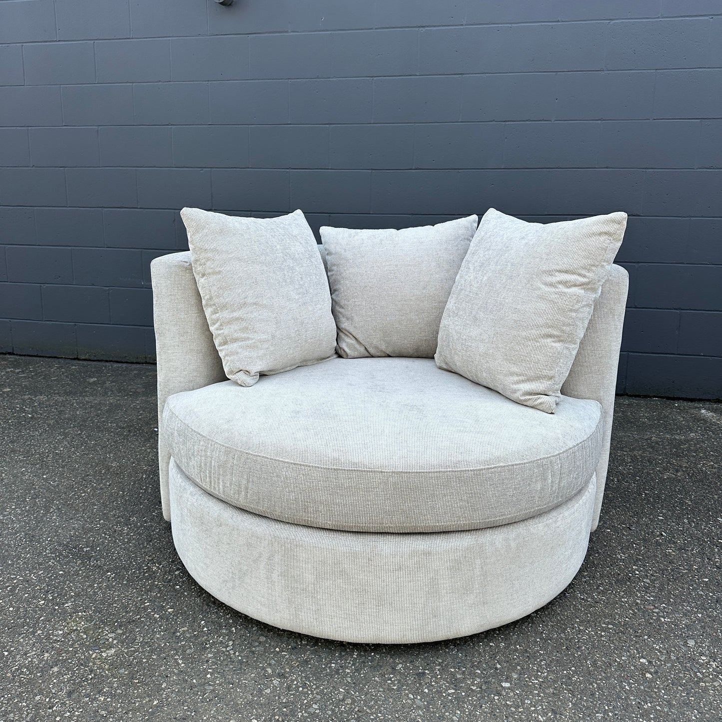 JL Roundabout Cuddle Swivel Chair