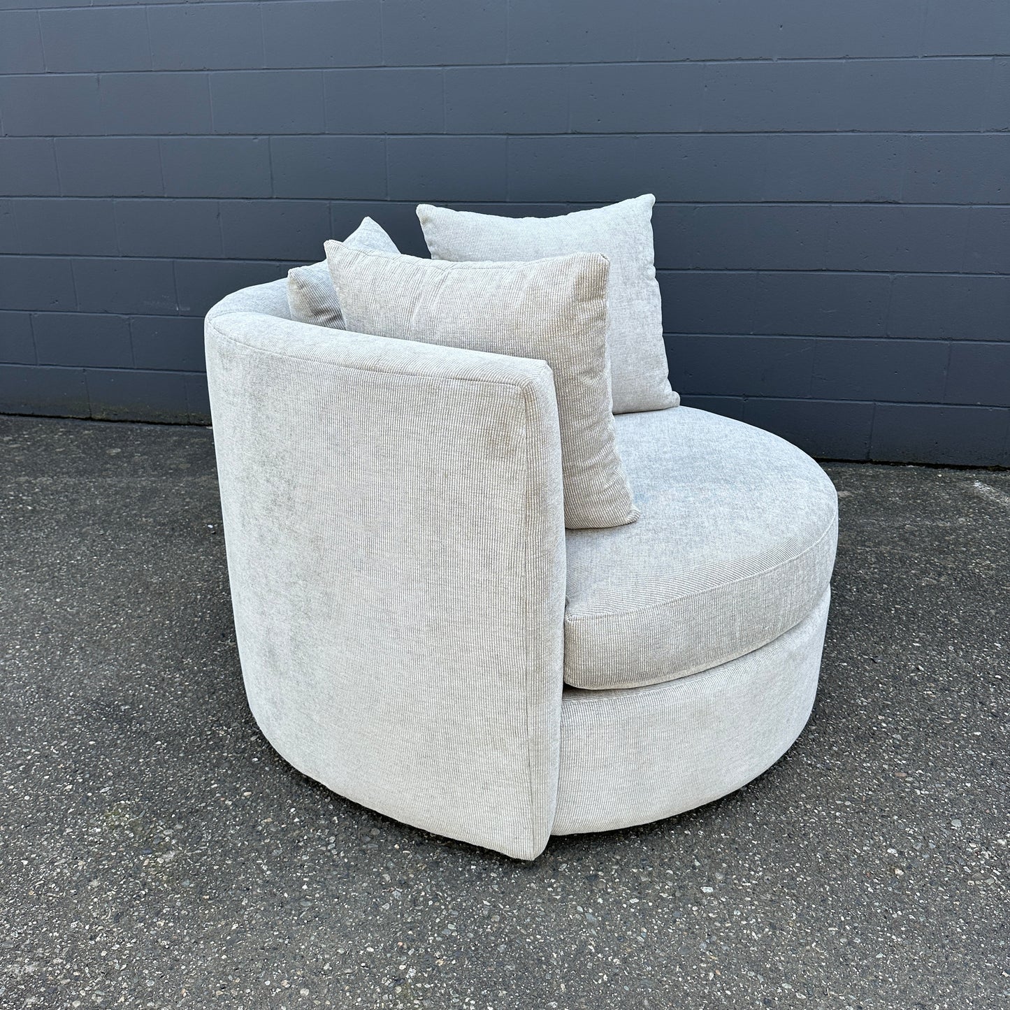 JL Roundabout Cuddle Swivel Chair