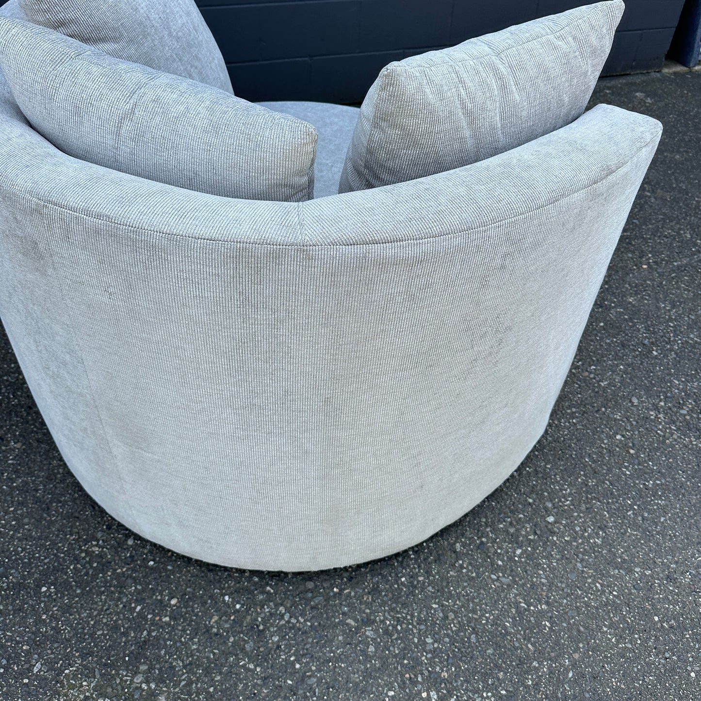 JL Roundabout Cuddle Swivel Chair