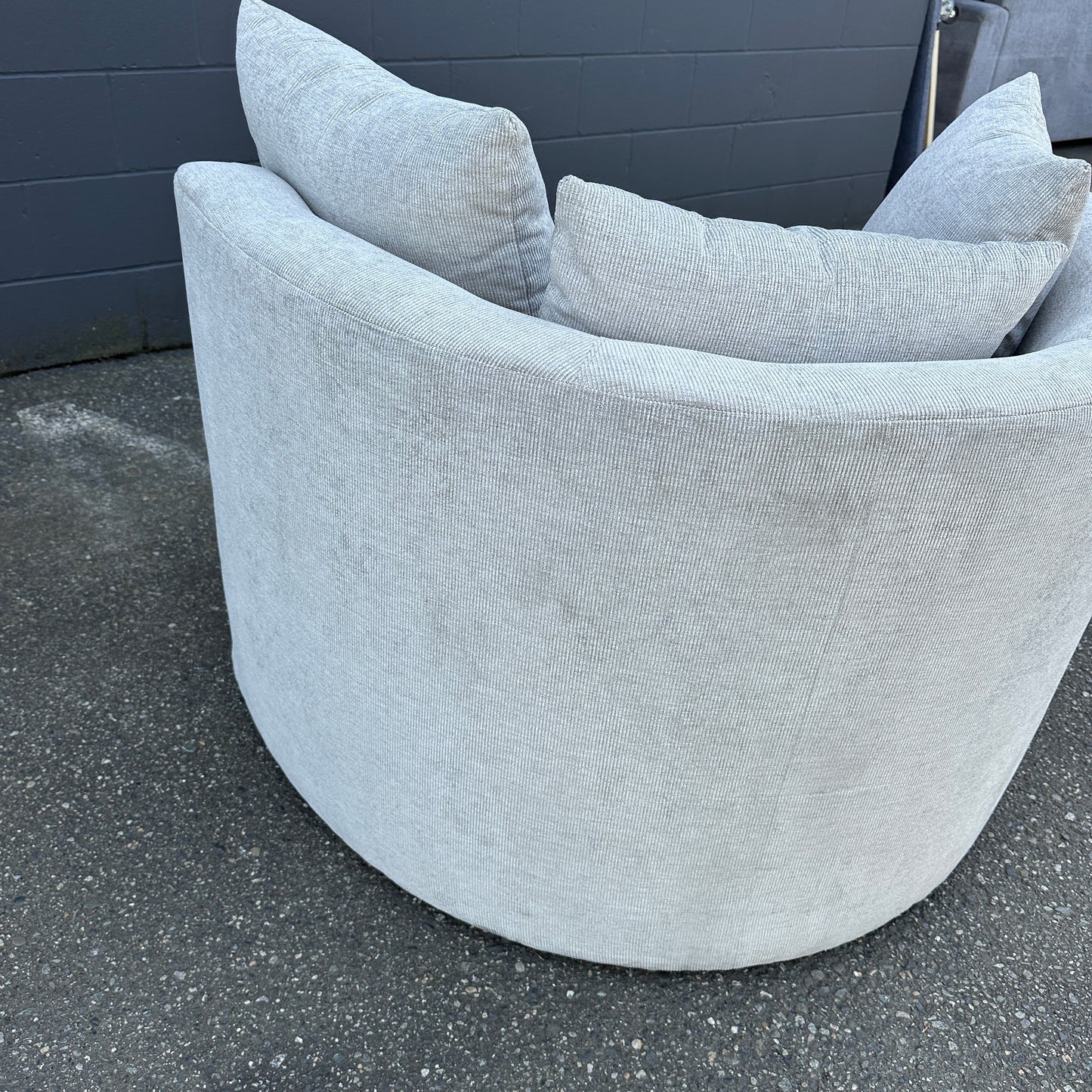 JL Roundabout Cuddle Swivel Chair