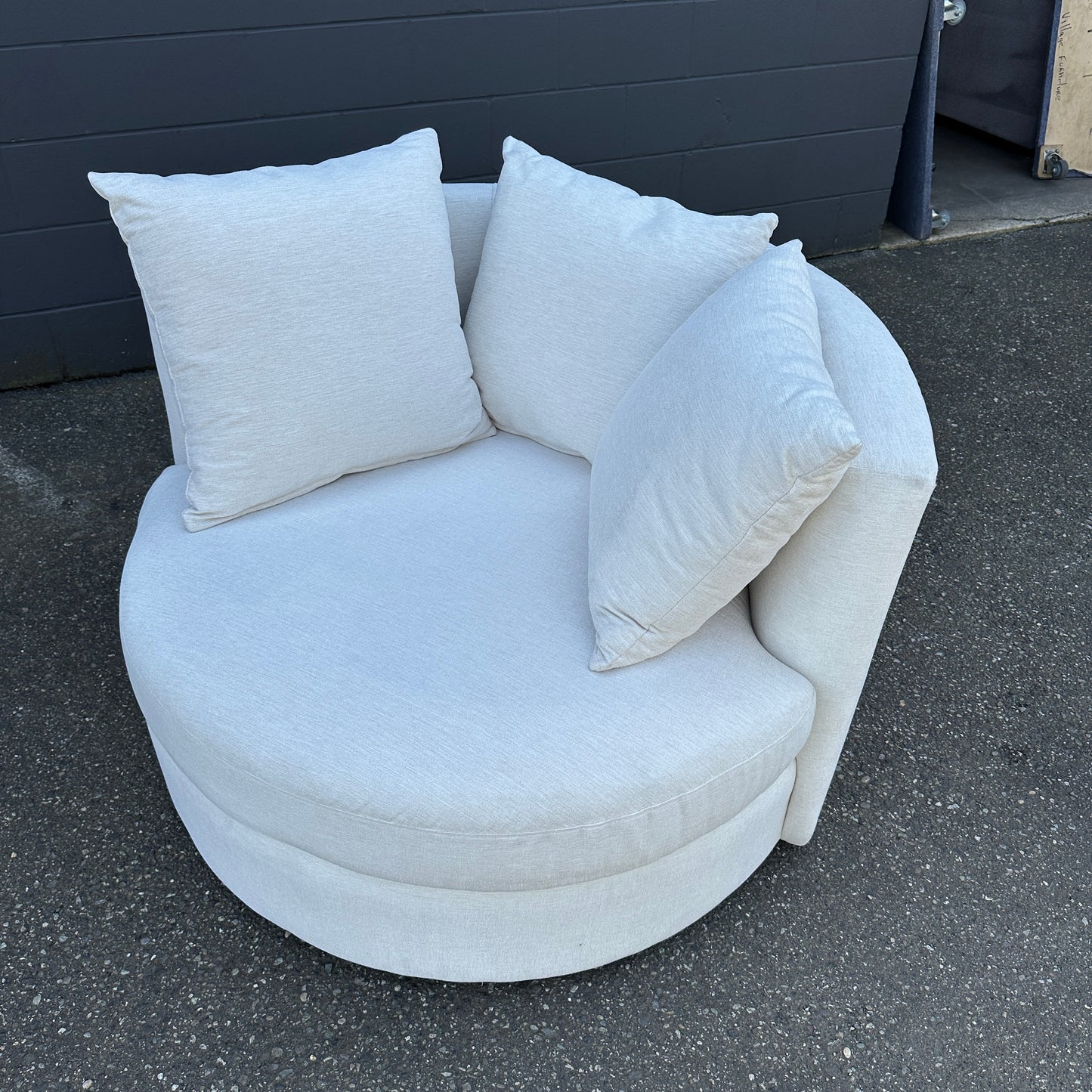 JL Roundabout Cuddle Swivel Chair - Merit Snow
