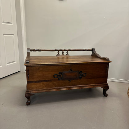 Antique Honderich Cedar Bench Chest