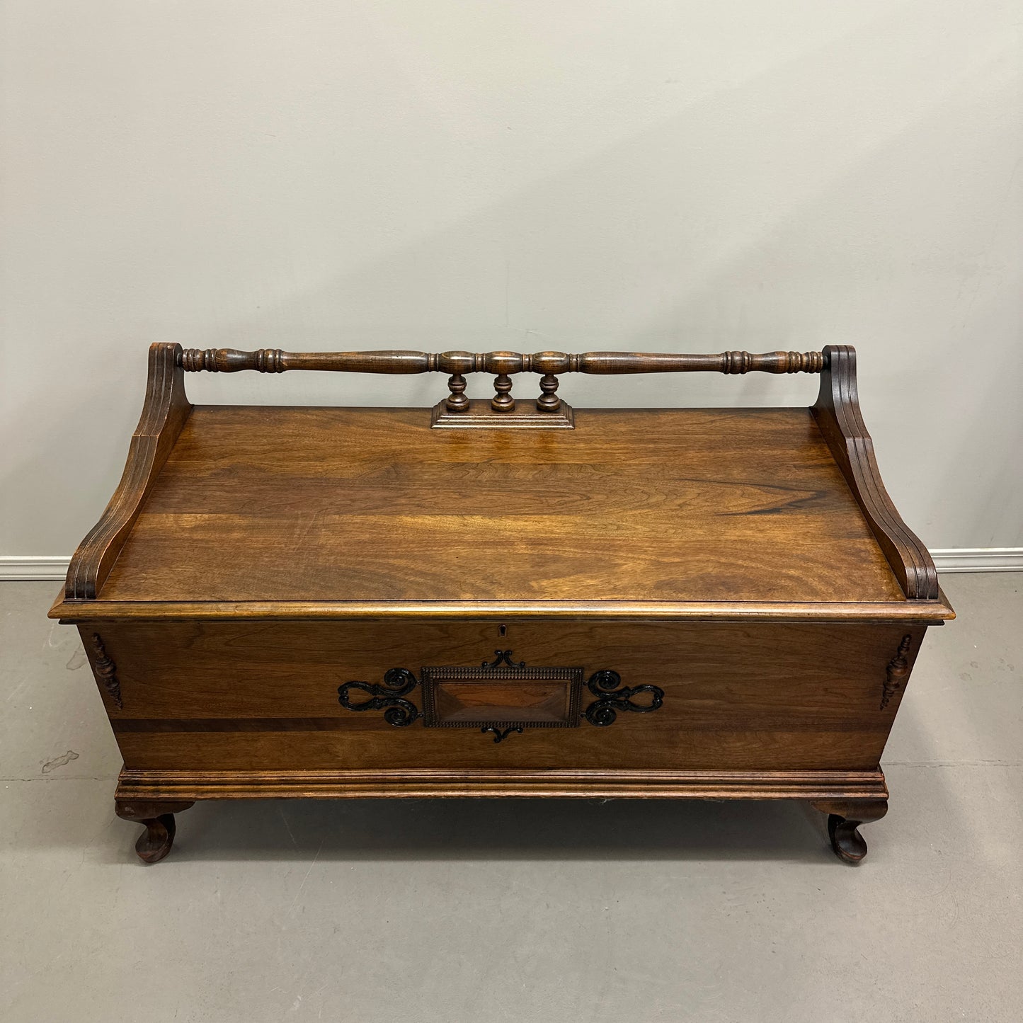 Antique Honderich Cedar Bench Chest