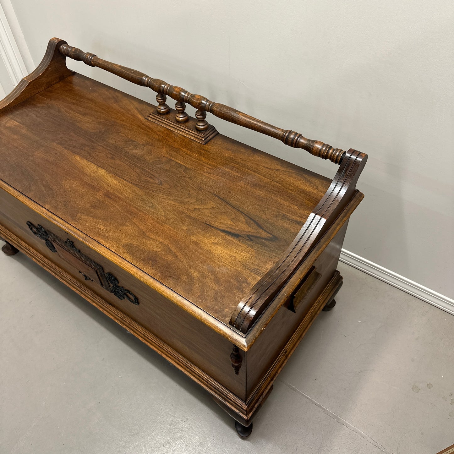 Antique Honderich Cedar Bench Chest