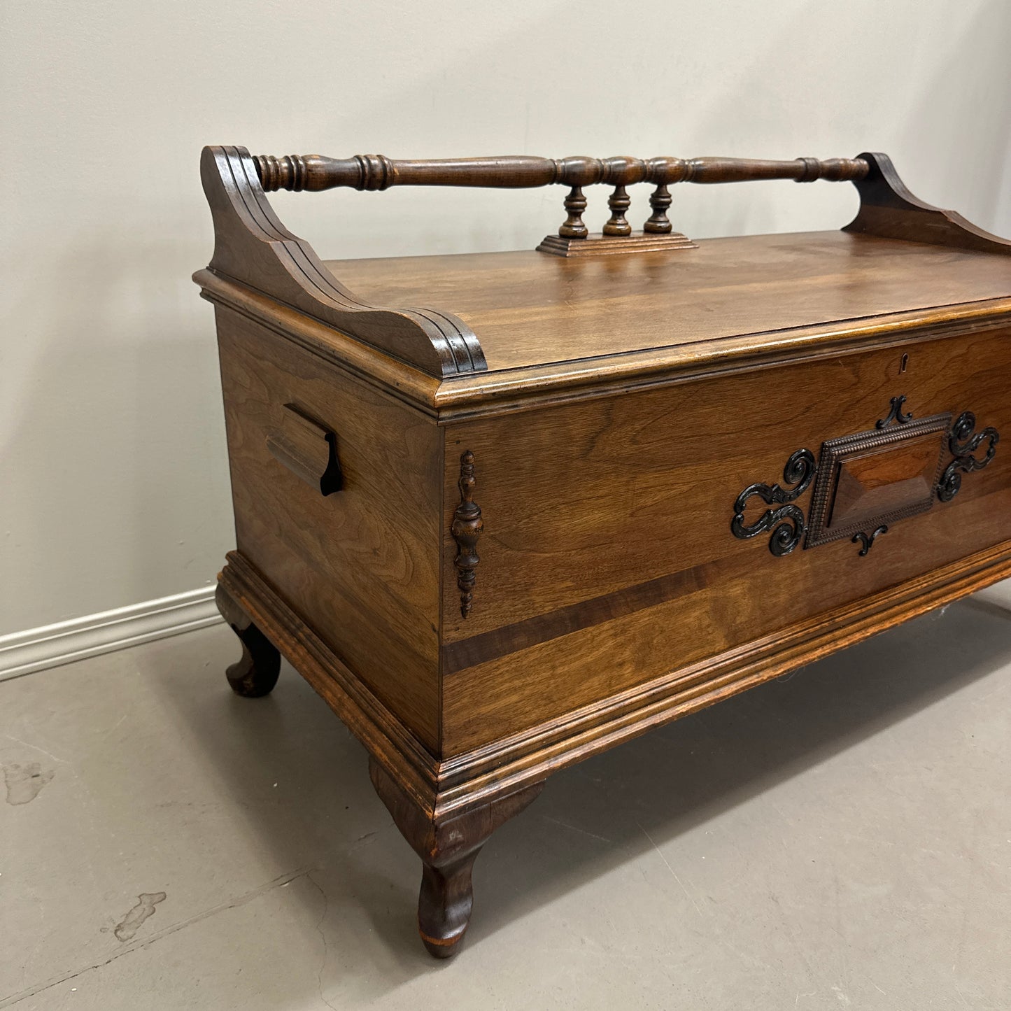 Antique Honderich Cedar Bench Chest