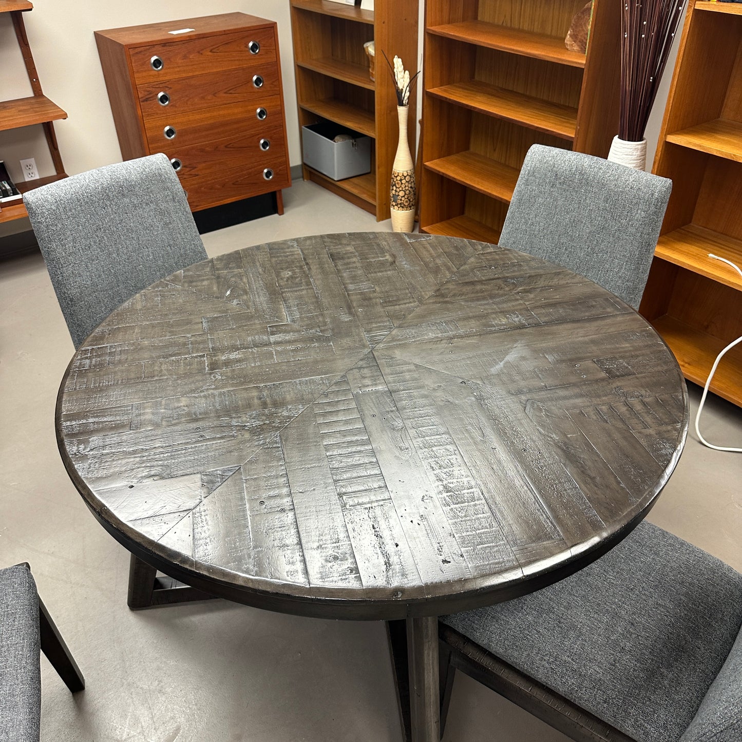 Ashley Besteneer Round Dining Set
