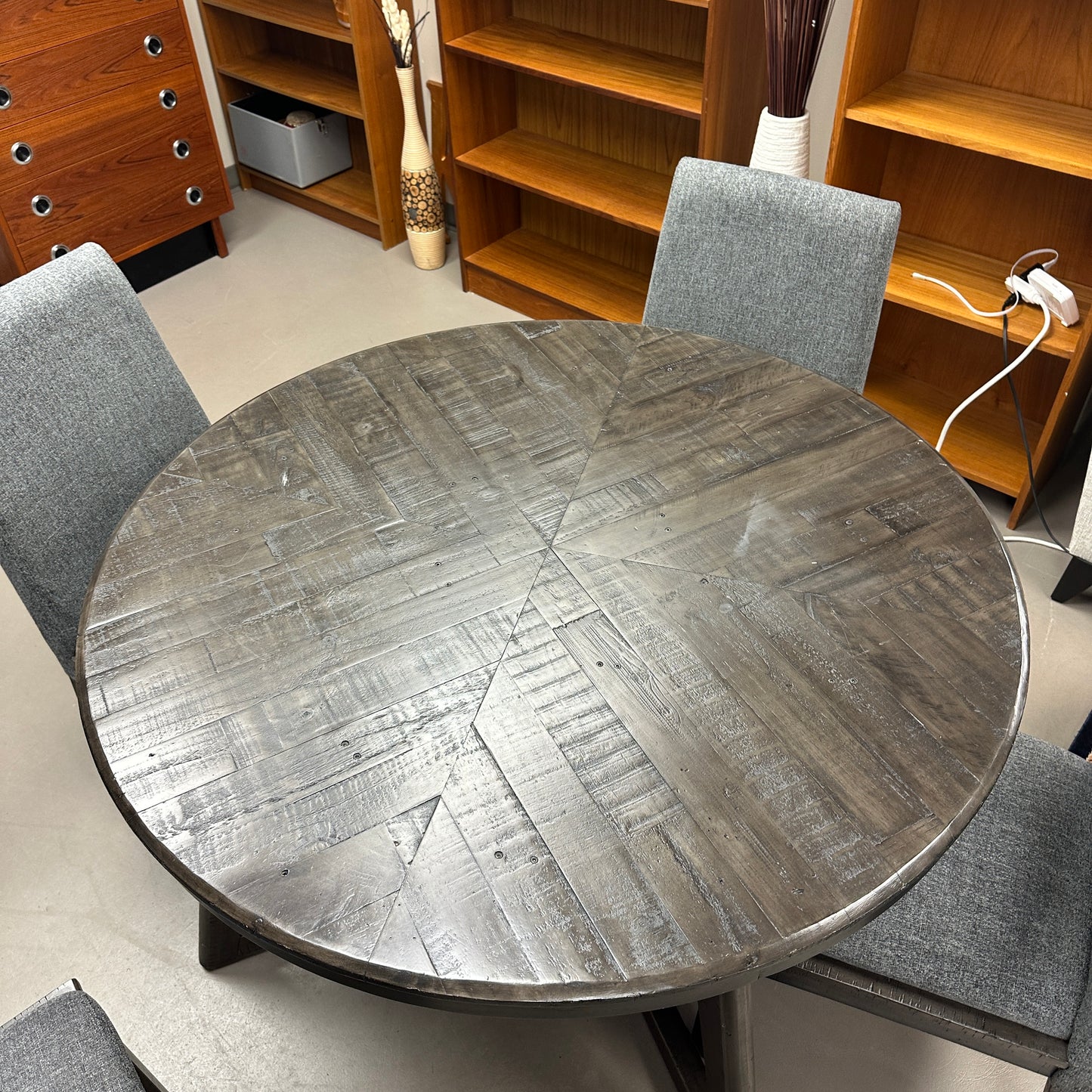 Ashley Besteneer Round Dining Set