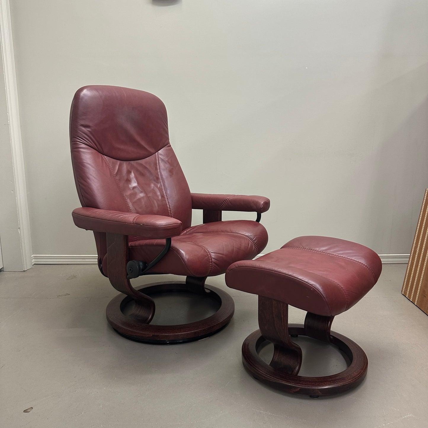 Ekornes Stressless Leather Recliner Chair & Ottoman