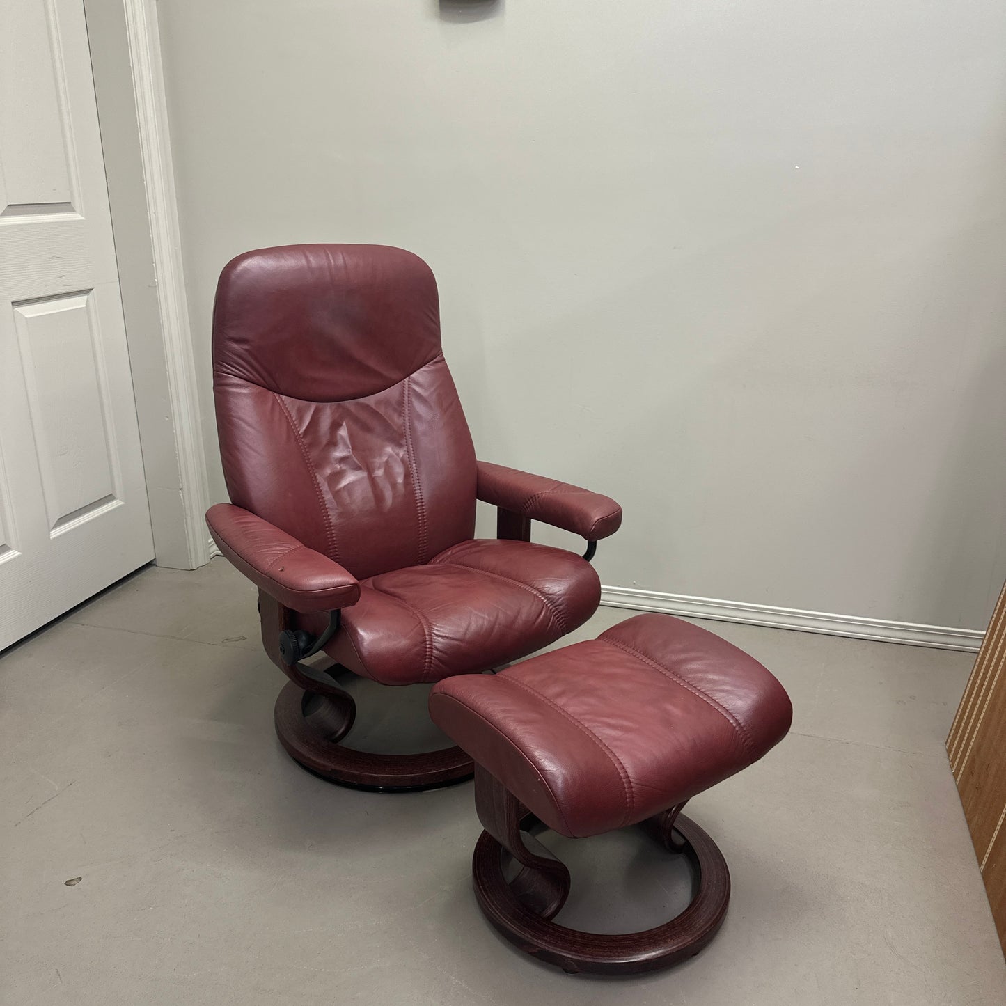 Ekornes Stressless Leather Recliner Chair & Ottoman