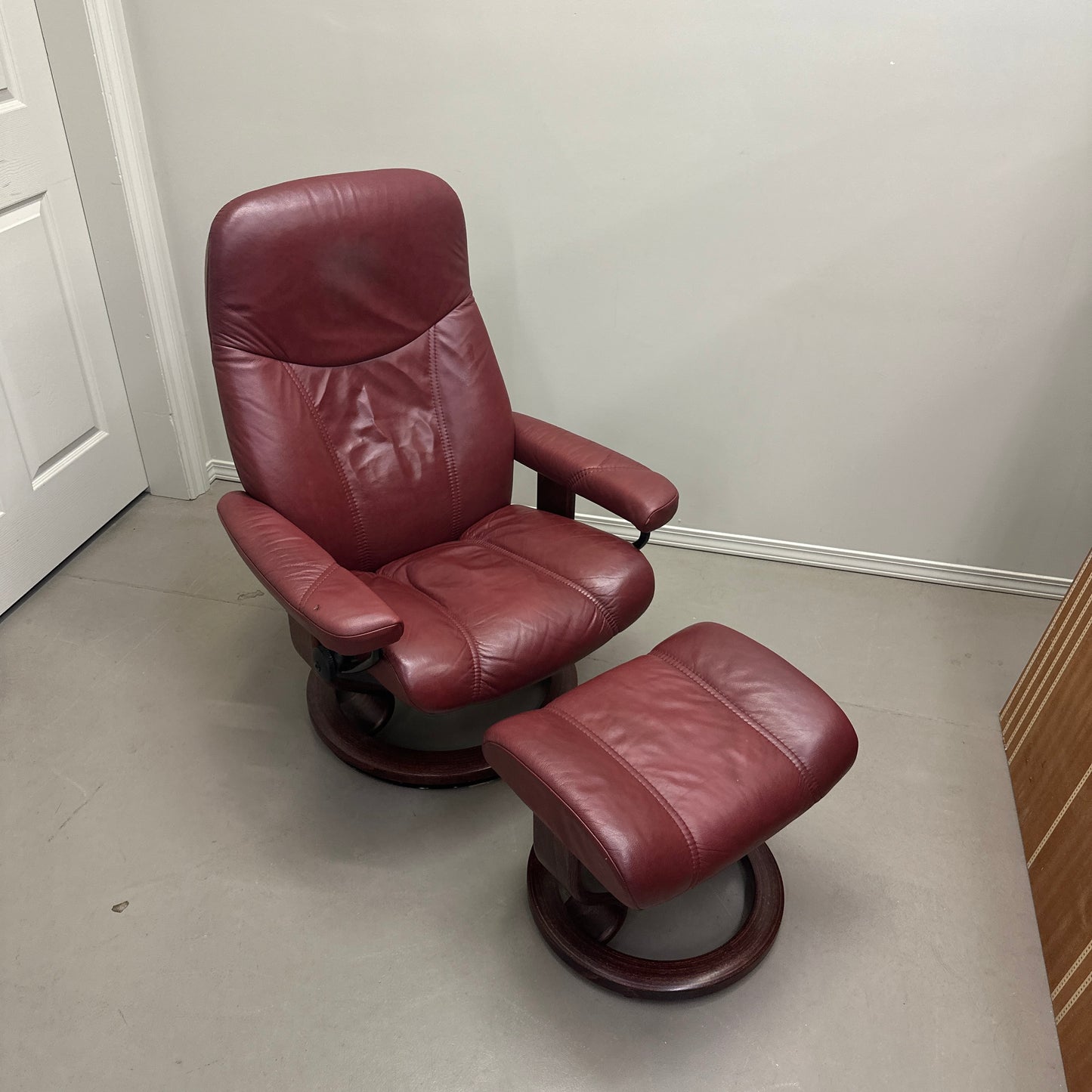 Ekornes Stressless Leather Recliner Chair & Ottoman