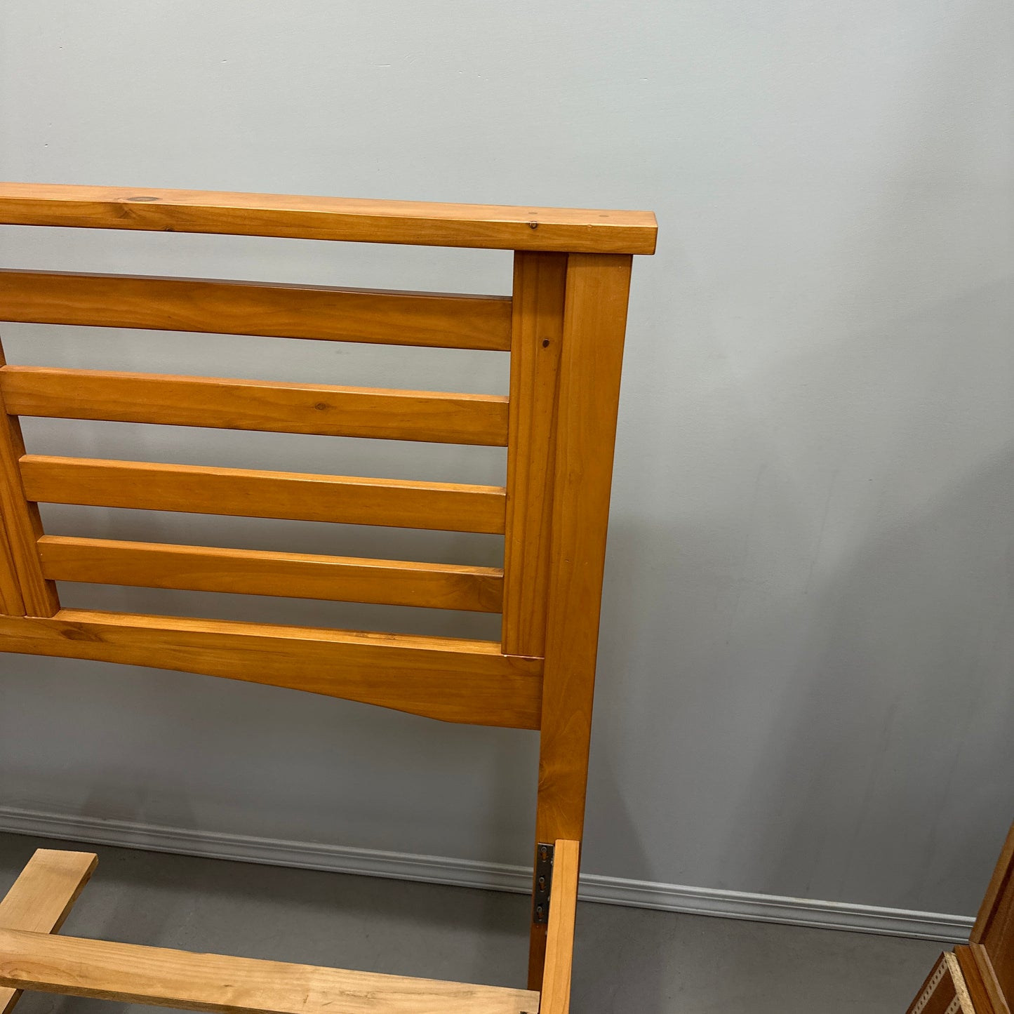 Solid Wood 3-pieces Bedroom Set by Mako